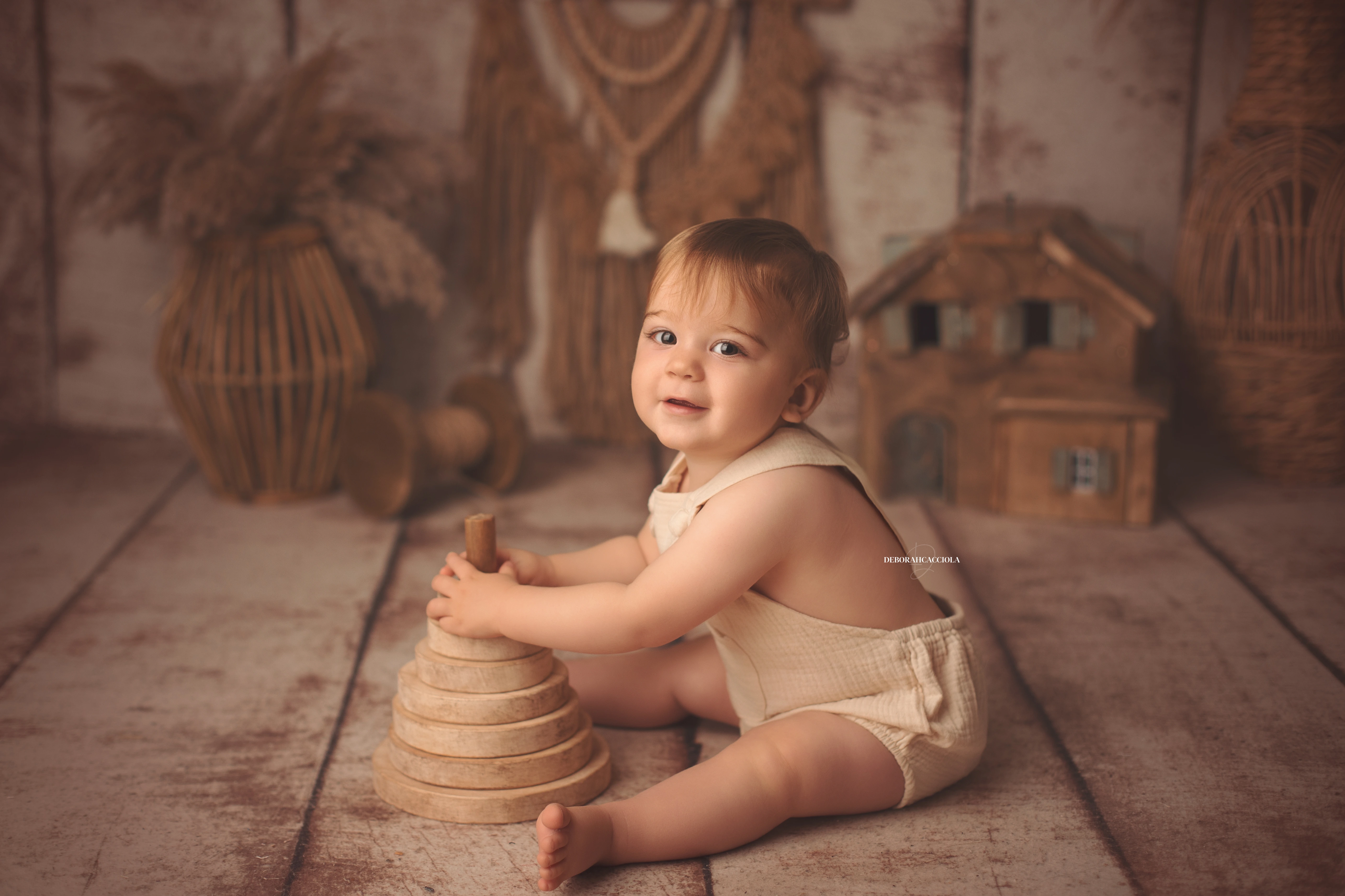 Photo bébé à Orléans, bébé éveillé, plan large harmonieux, palette claire