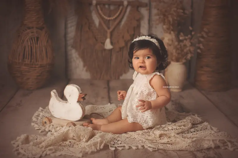 Portrait bébé Orléans : bébé en studio, scène panoramique douce, tonalités naturelles