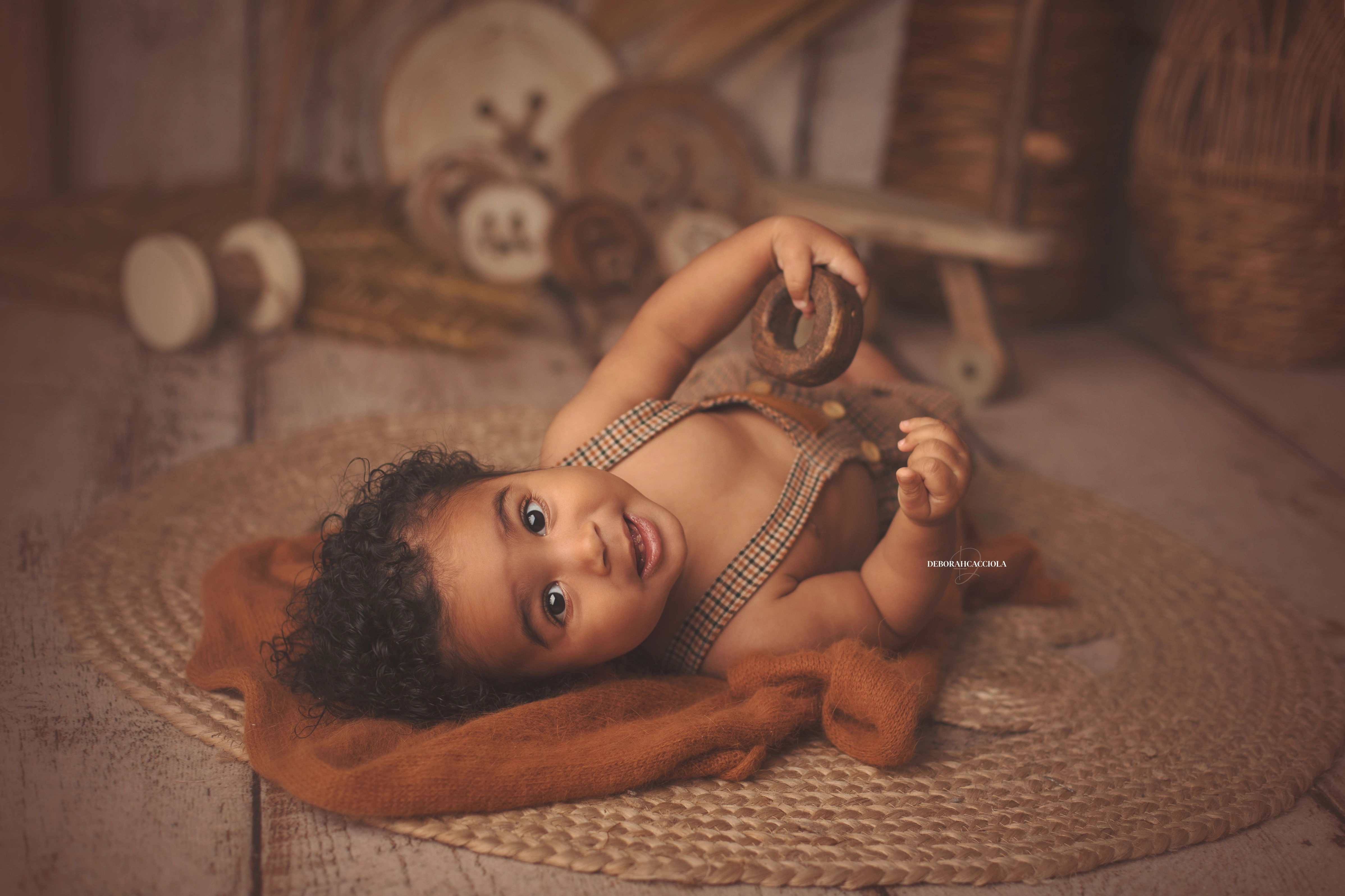 Séance bébé à Orléans - bébé éveillé, plan large harmonieux, rendu naturel