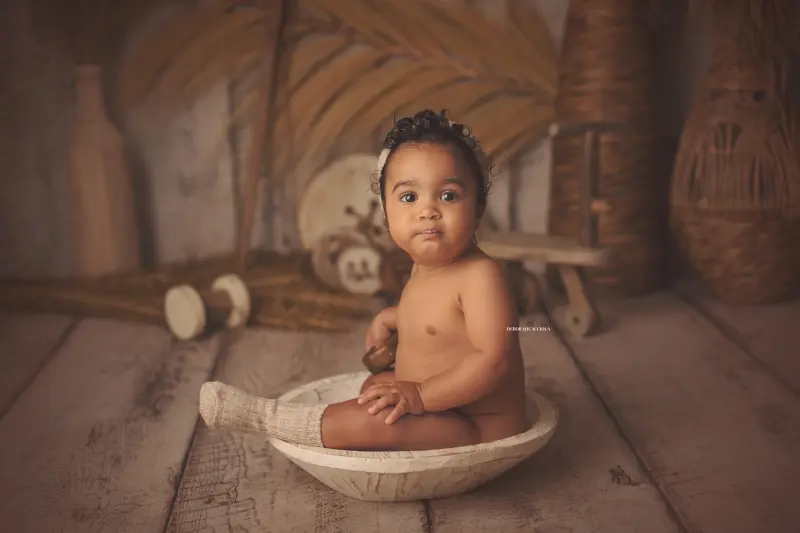 Séance bébé à Orléans - portrait tendre de bébé, composition large et naturelle, couleurs douces