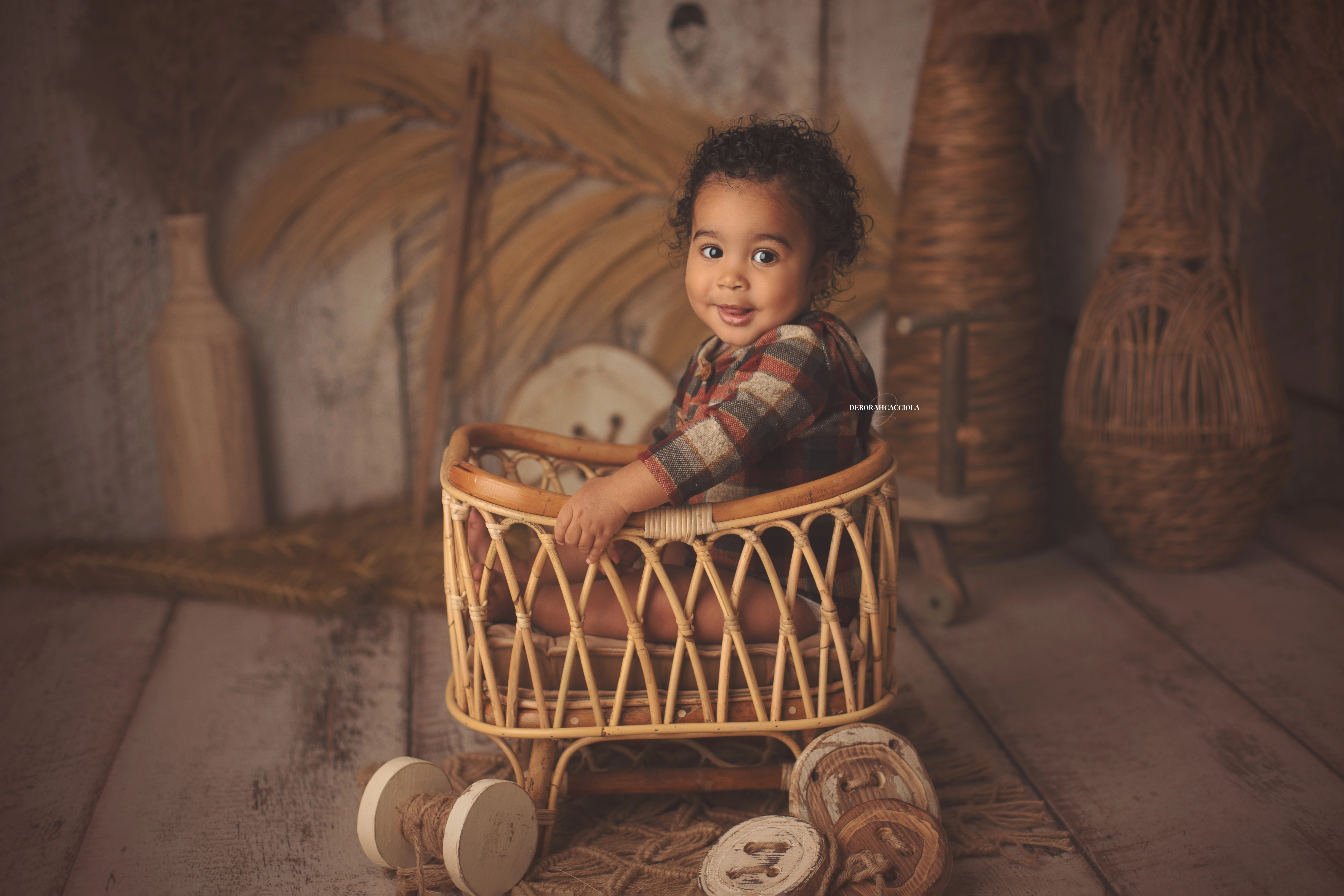 Portrait bébé Orléans : instant doux avec bébé, cadrage horizontal équilibré, couleurs équilibrées