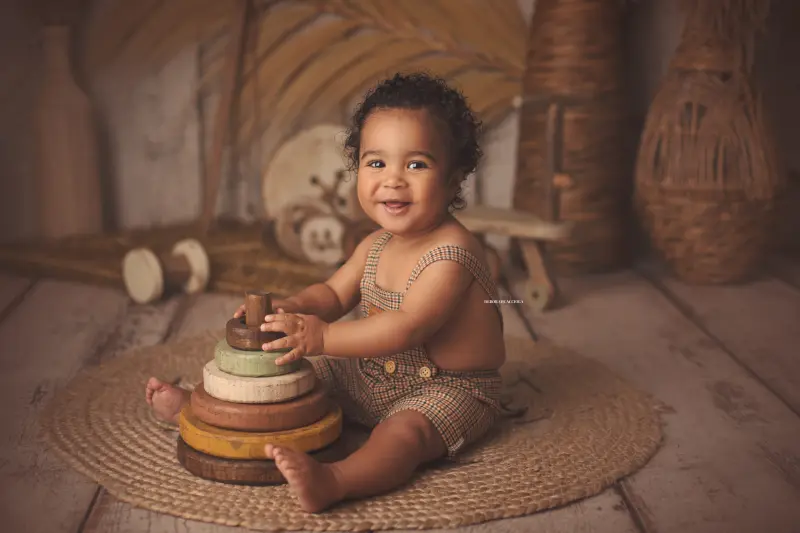 Séance bébé en studio à Orléans : instant doux avec bébé, cadrage horizontal équilibré, couleurs douces