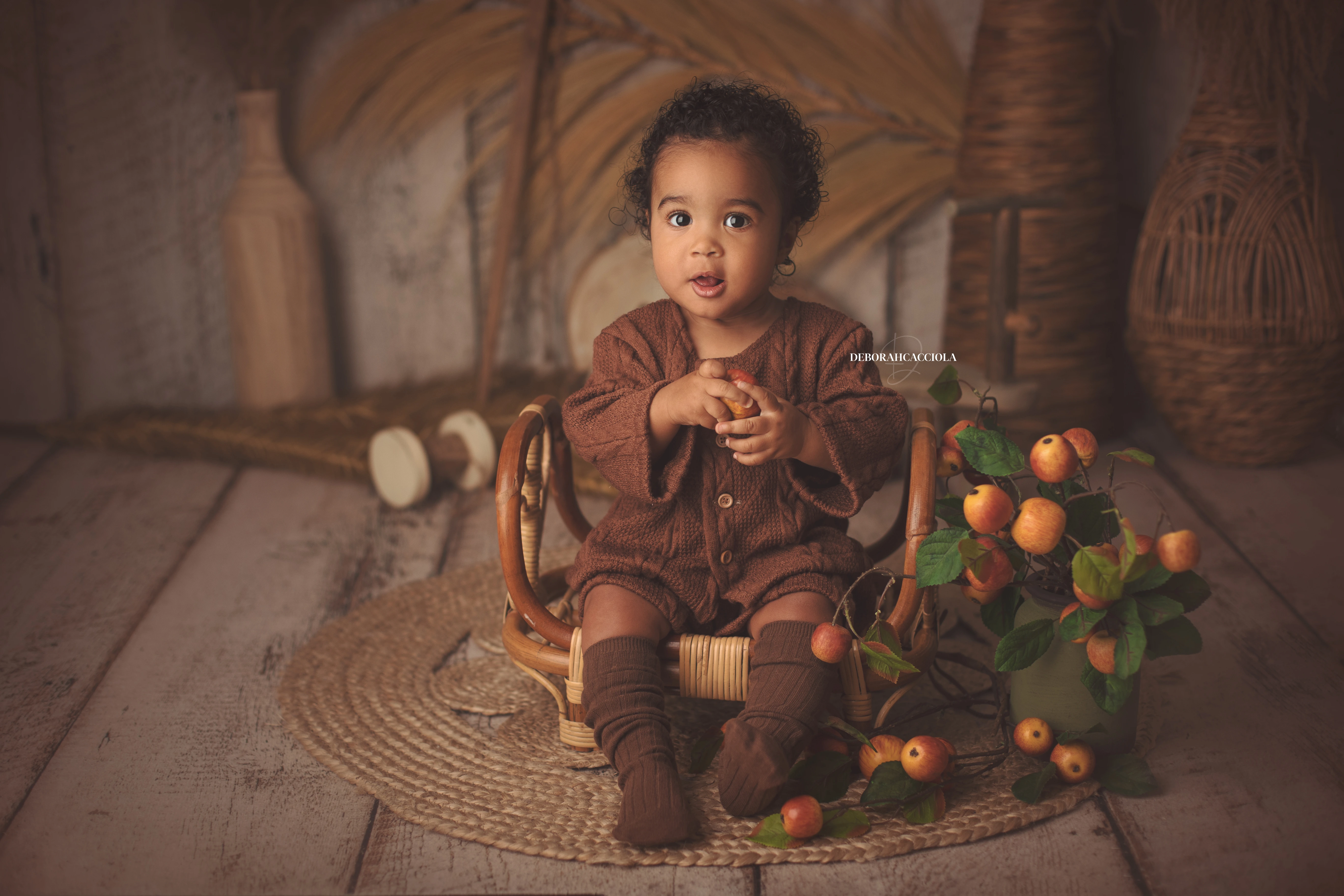 Portrait bébé à Orléans : portrait tendre de bébé, composition large et naturelle, tonalités naturelles