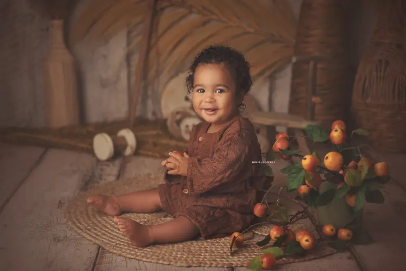 Séance bébé en studio à Orléans : instant doux avec bébé, cadrage horizontal équilibré, couleurs douces