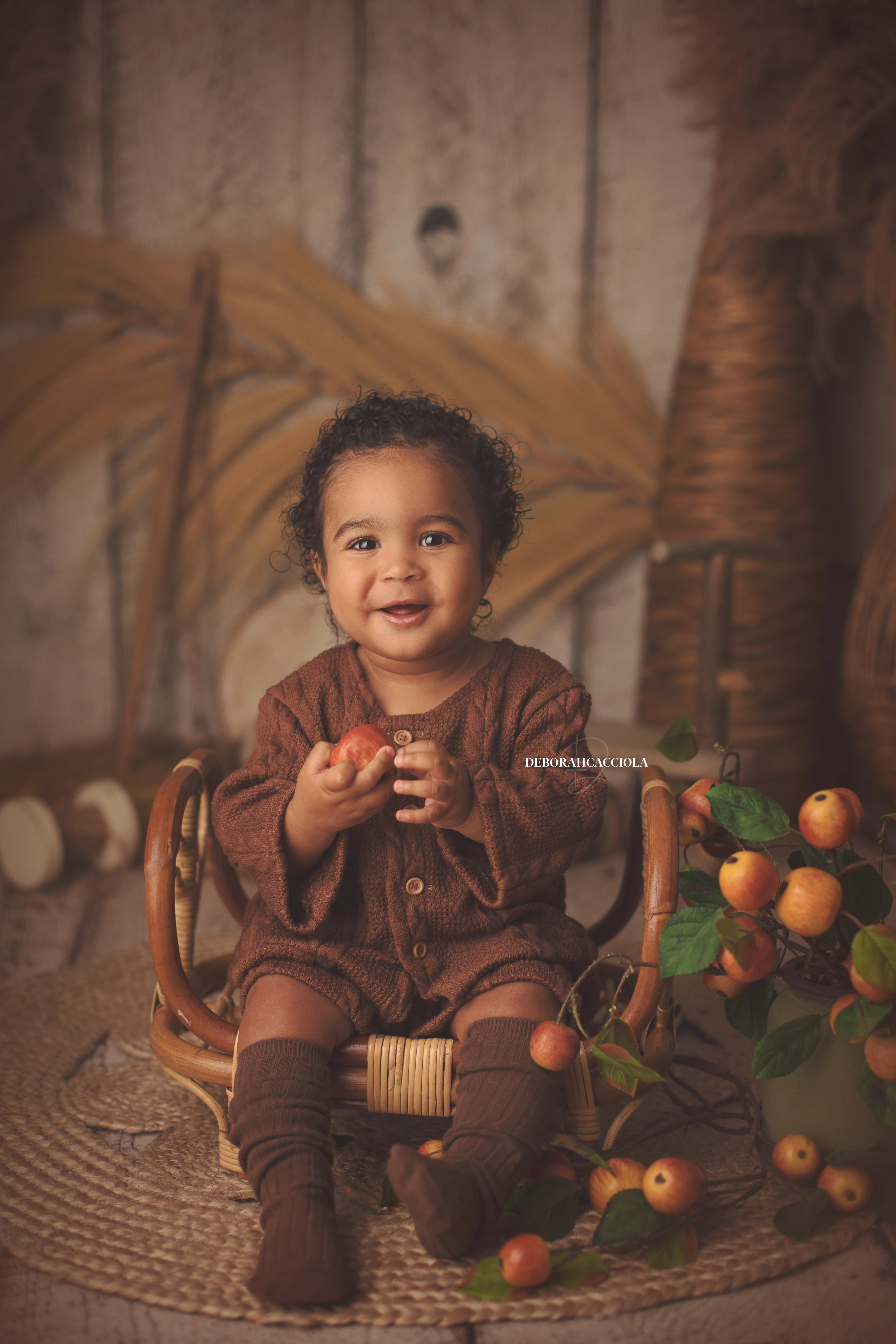 Portrait bébé Orléans : bébé en studio, cadrage vertical doux, couleurs équilibrées