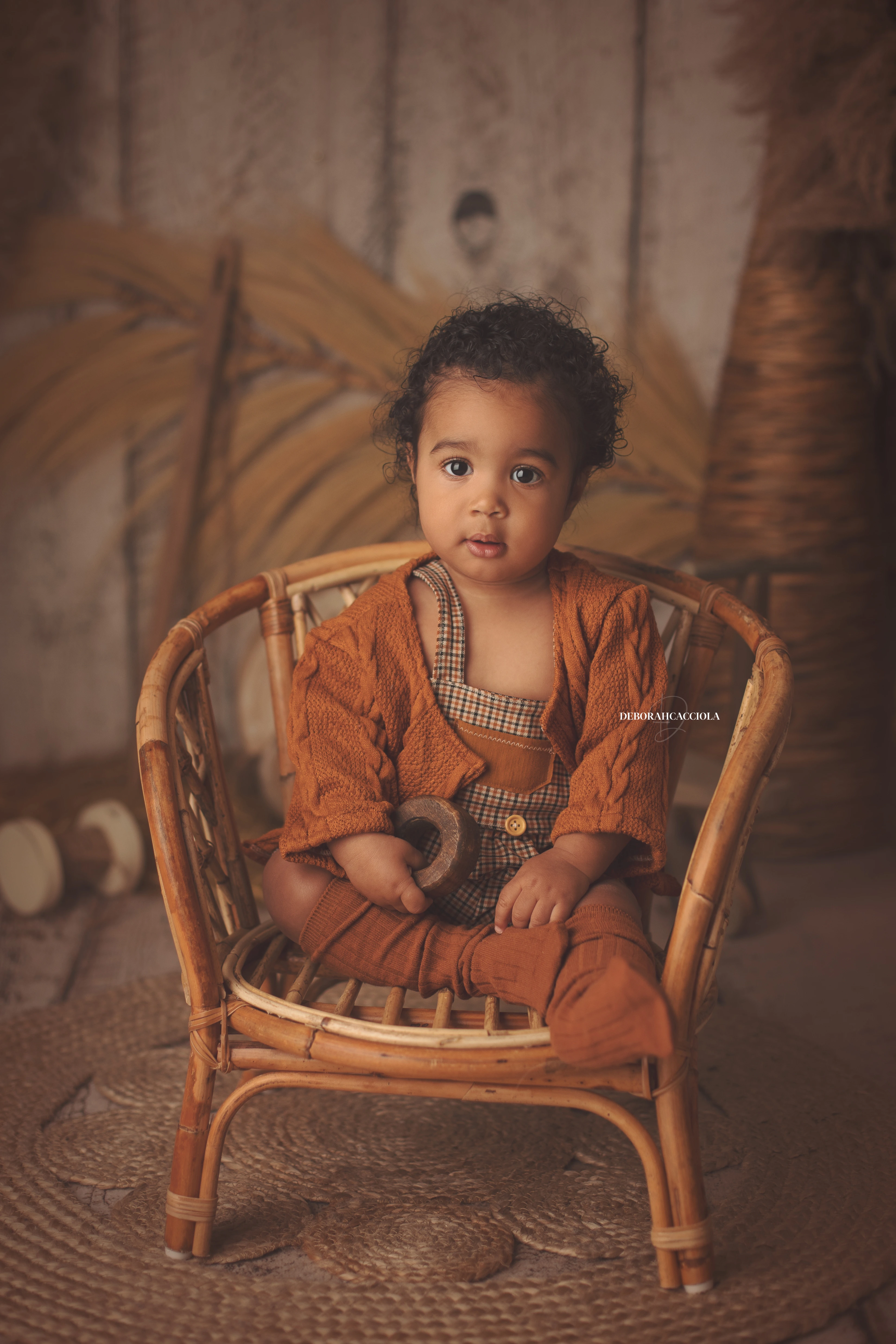 Portrait bébé à Orléans : bébé éveillé, portrait vertical soigné, couleurs douces