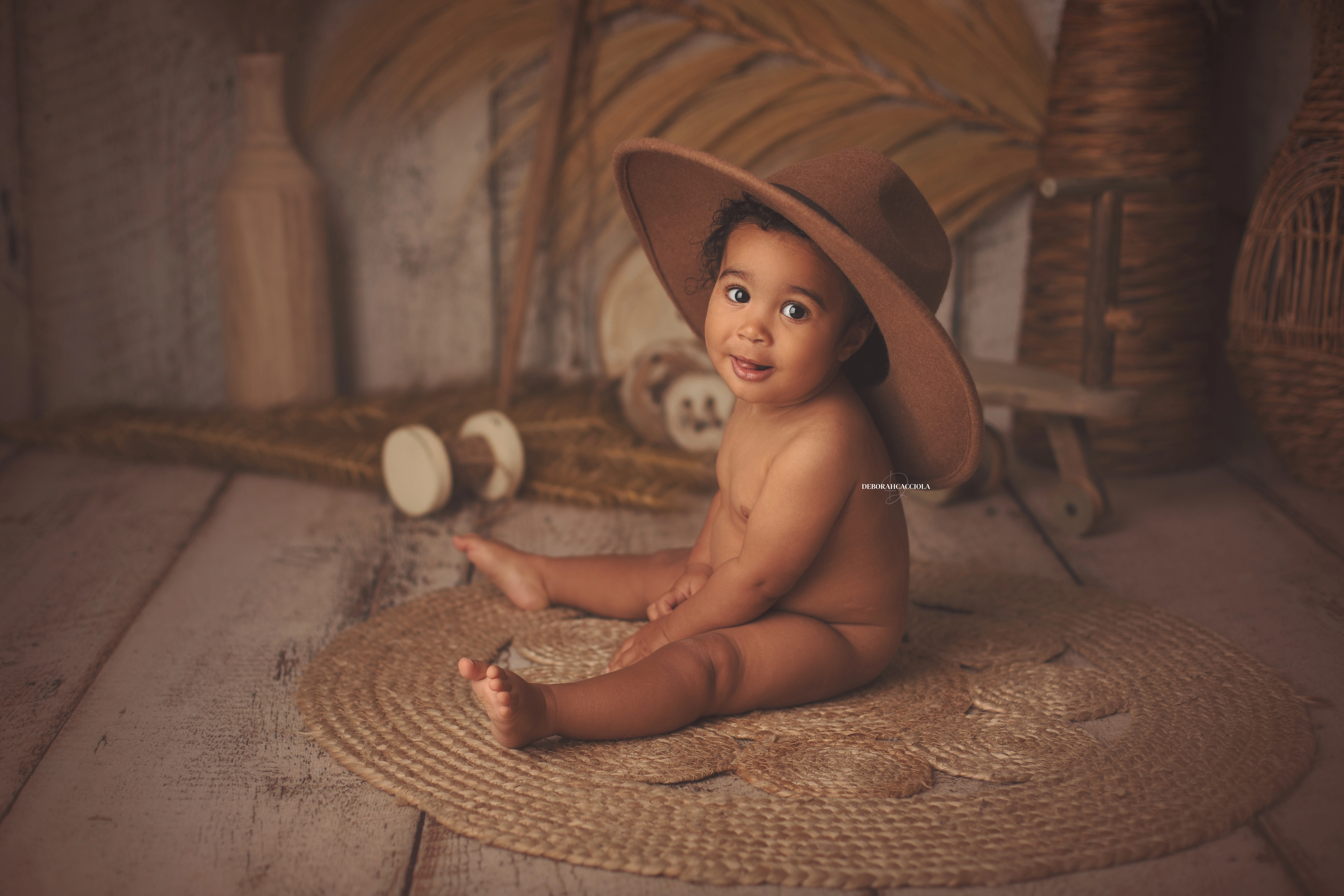 Séance bébé à Orléans - bébé éveillé, plan large harmonieux, rendu naturel