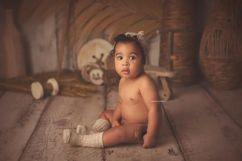 Séance bébé en studio à Orléans : bébé en studio, scène panoramique douce, couleurs équilibrées