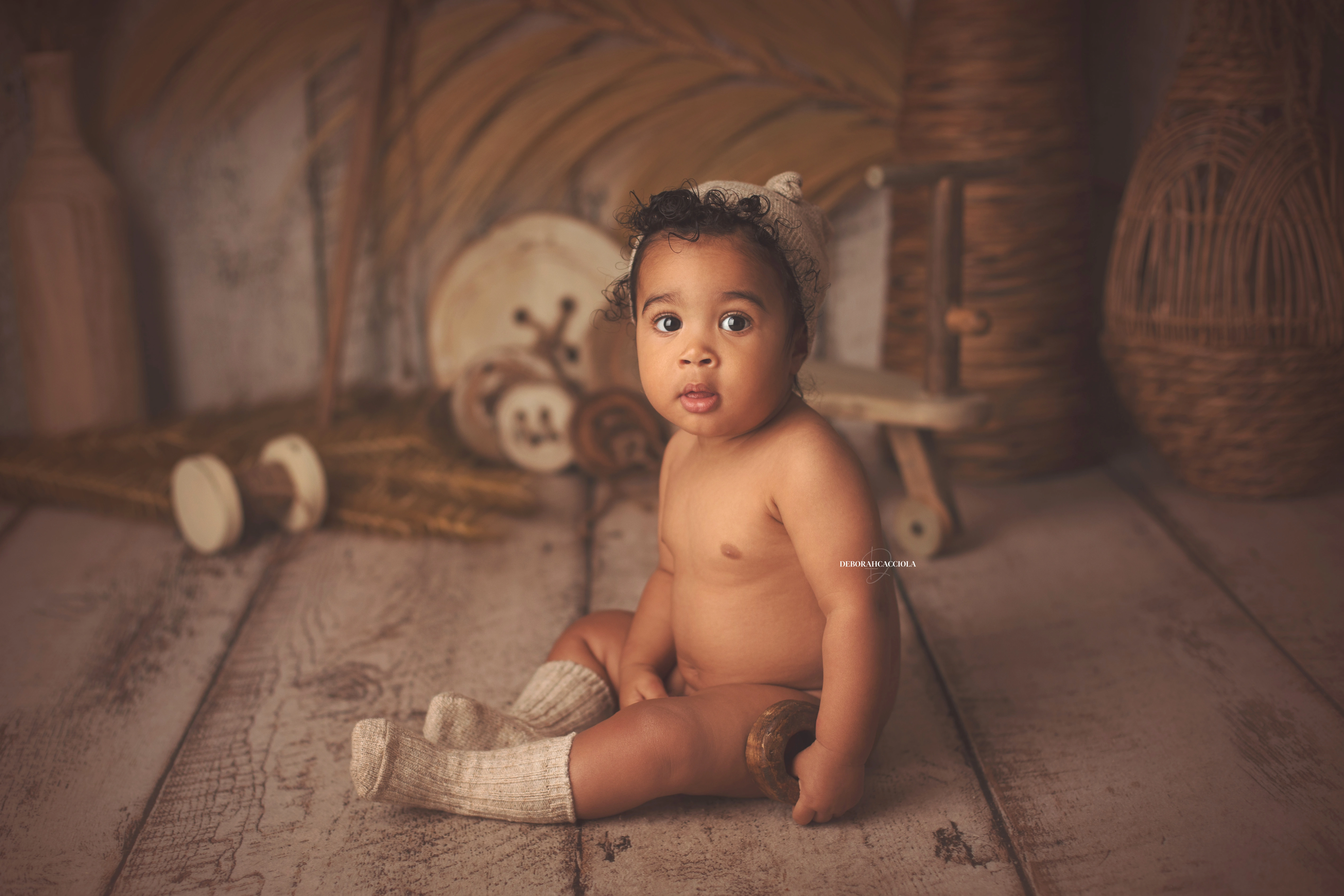 Séance bébé en studio à Orléans : bébé en studio, scène panoramique douce, couleurs équilibrées