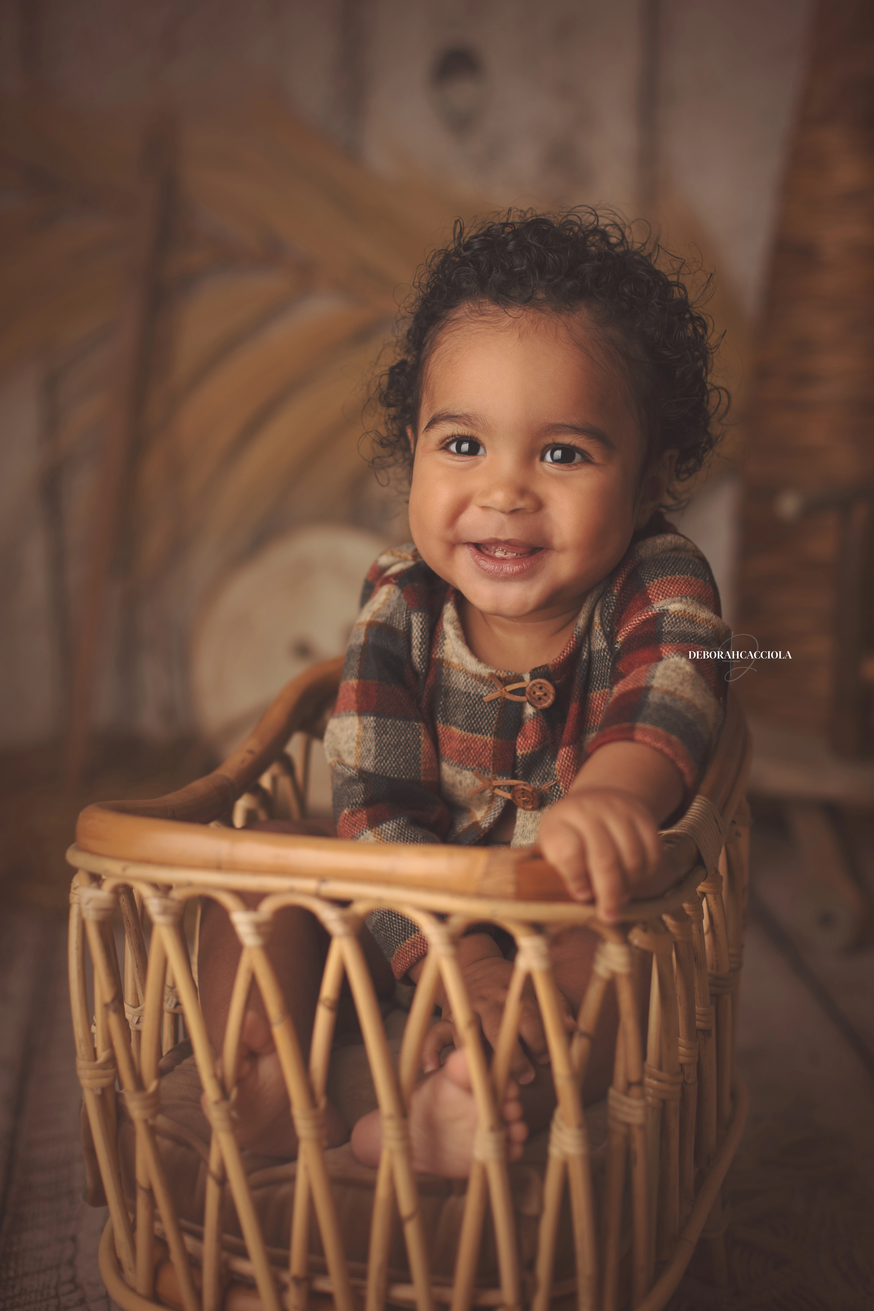 Portrait bébé à Orléans : portrait tendre de bébé, plan vertical naturel, palette claire