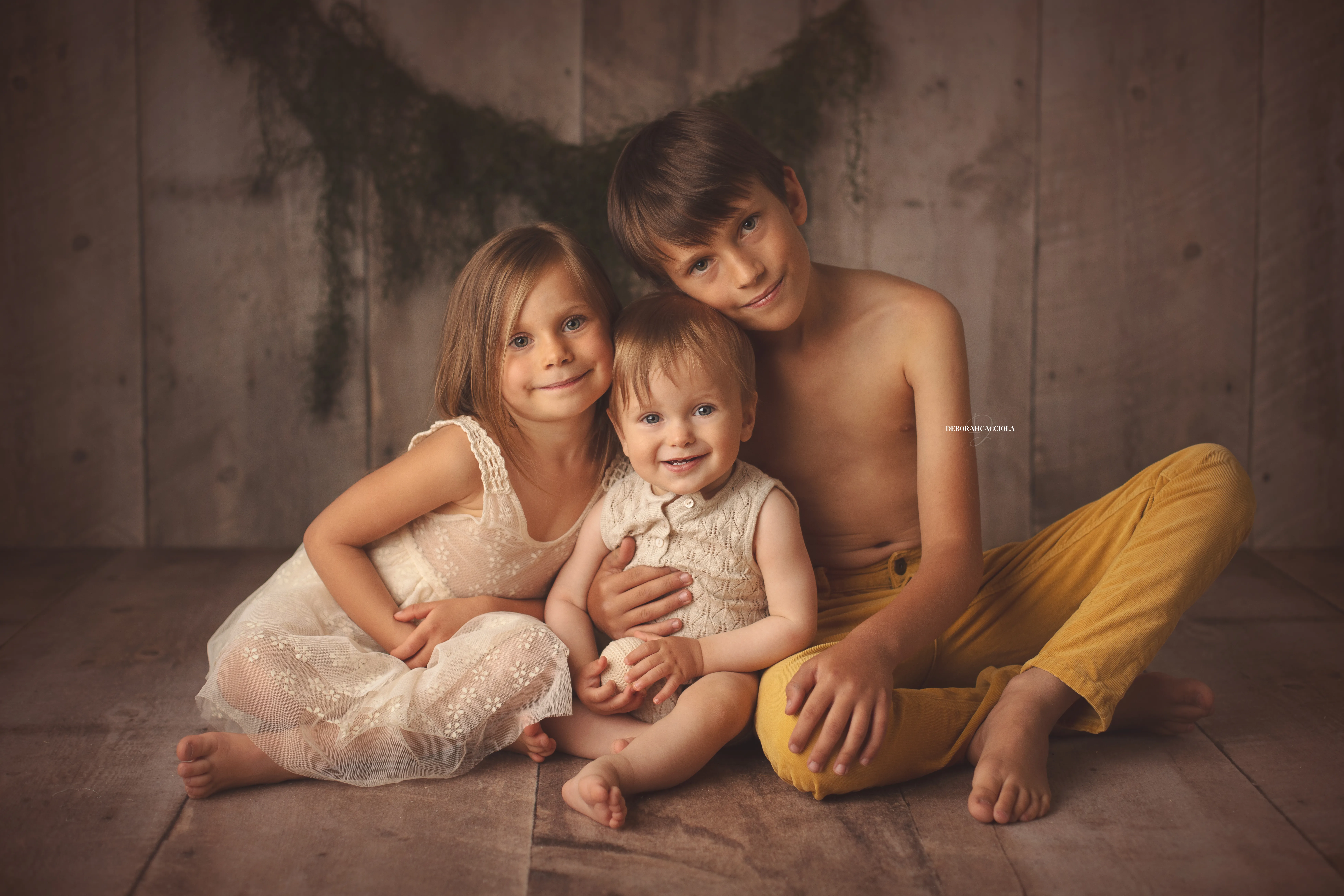 Portrait bébé à Orléans : portrait tendre de bébé, composition large et naturelle, couleurs équilibrées