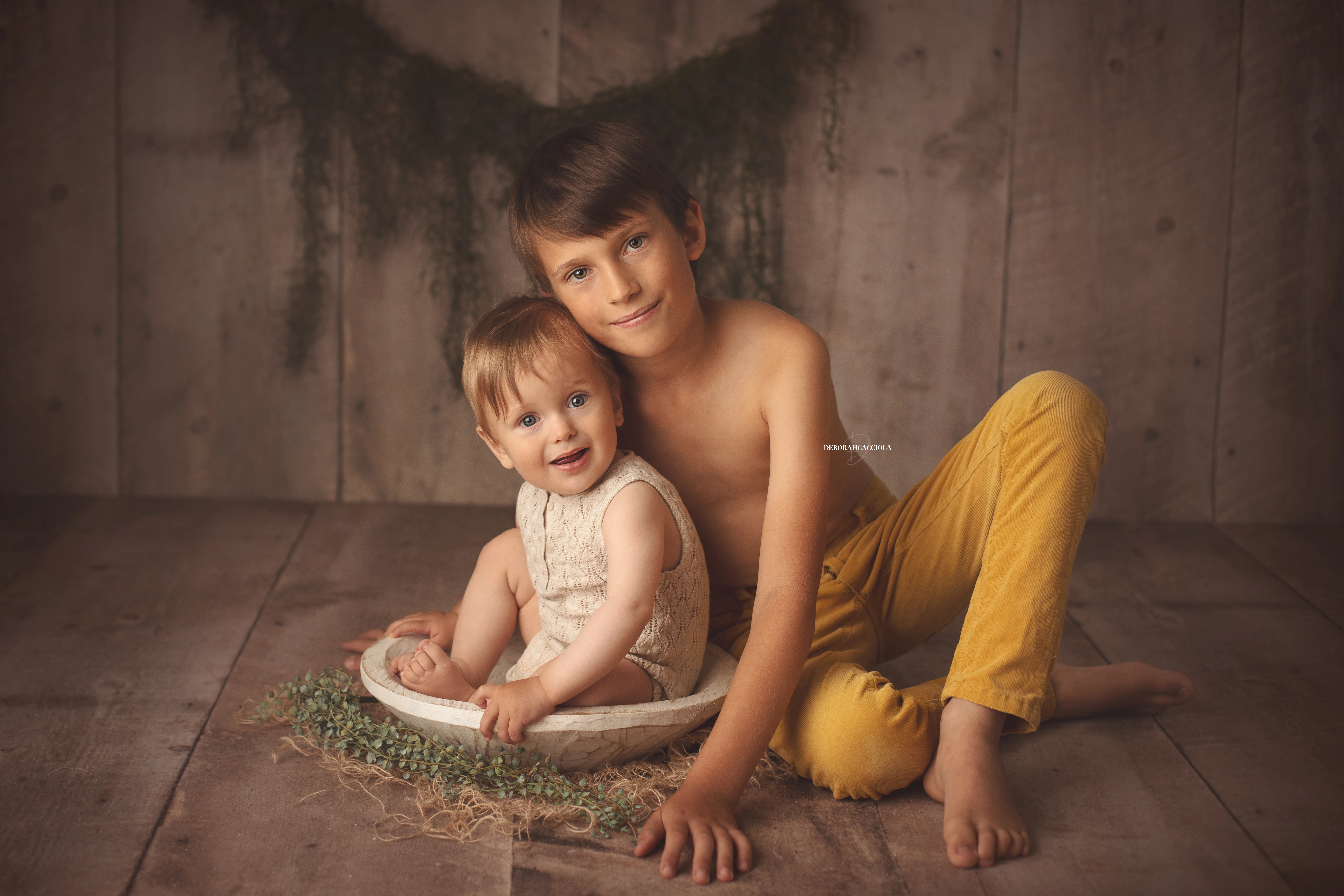 Séance bébé en studio à Orléans : instant doux avec bébé, cadrage horizontal équilibré, couleurs douces