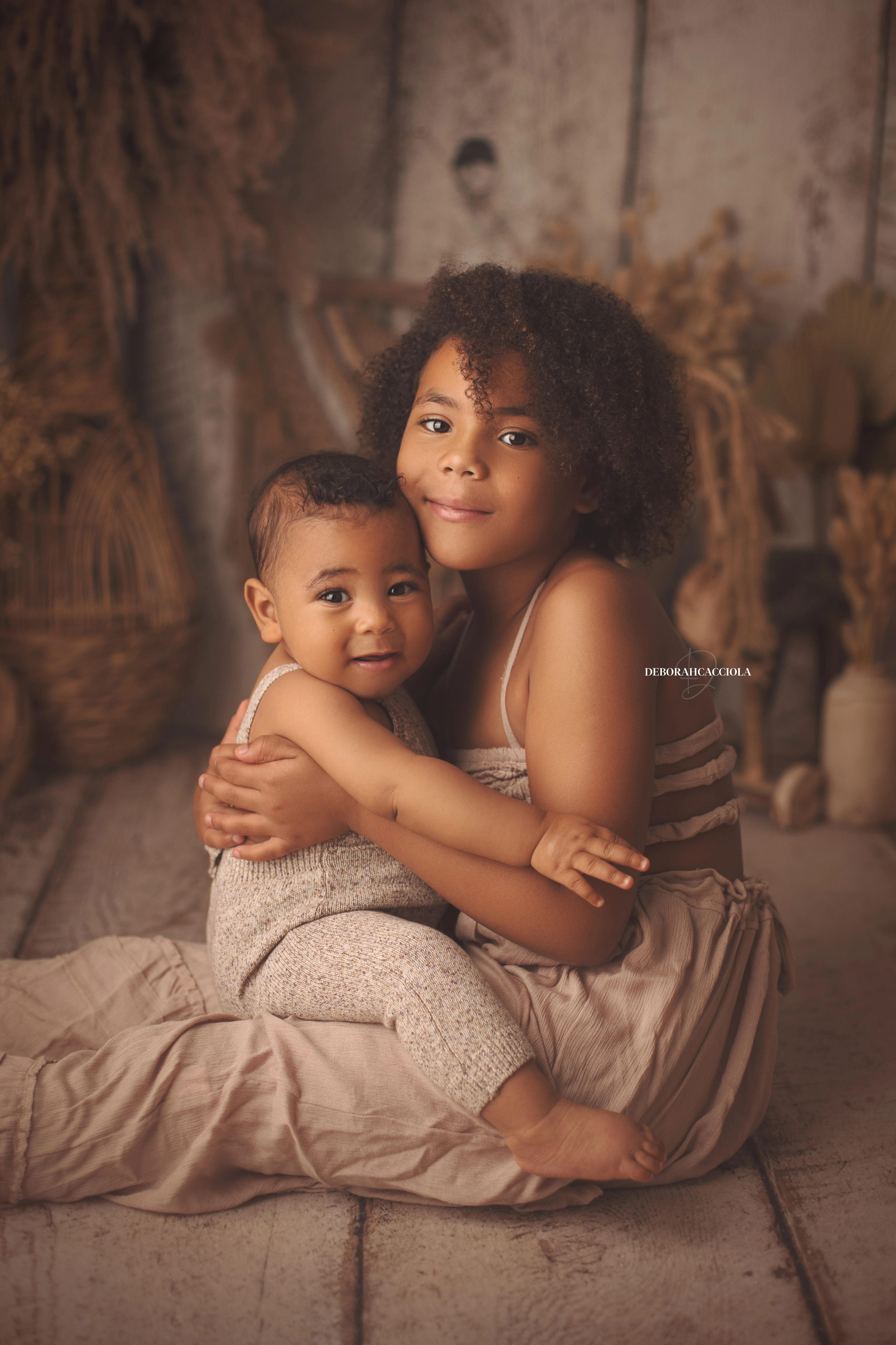 Photo bébé à Orléans, portrait tendre de bébé, plan vertical naturel, tonalités naturelles