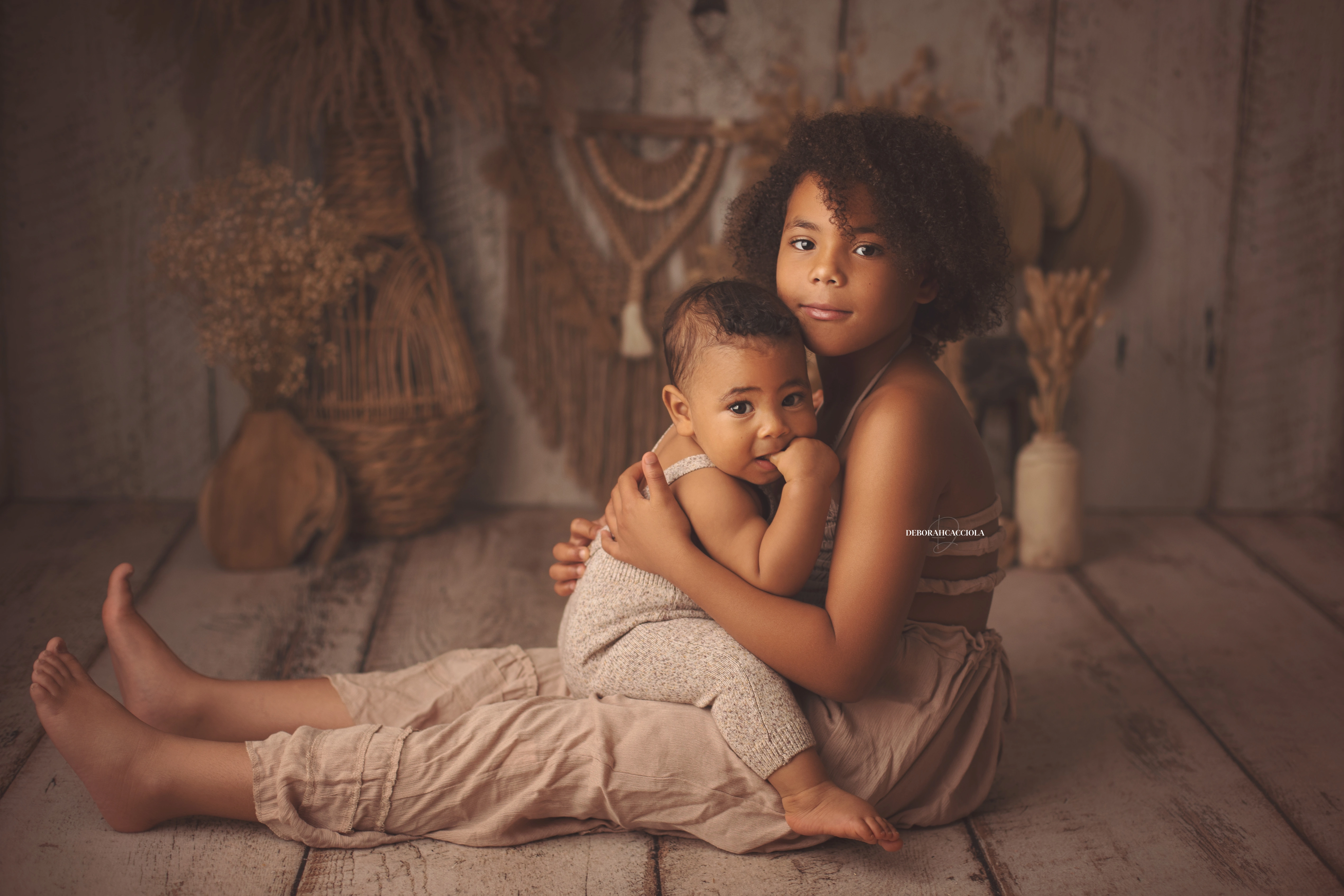 Portrait bébé à Orléans : bébé éveillé, plan large harmonieux, rendu naturel