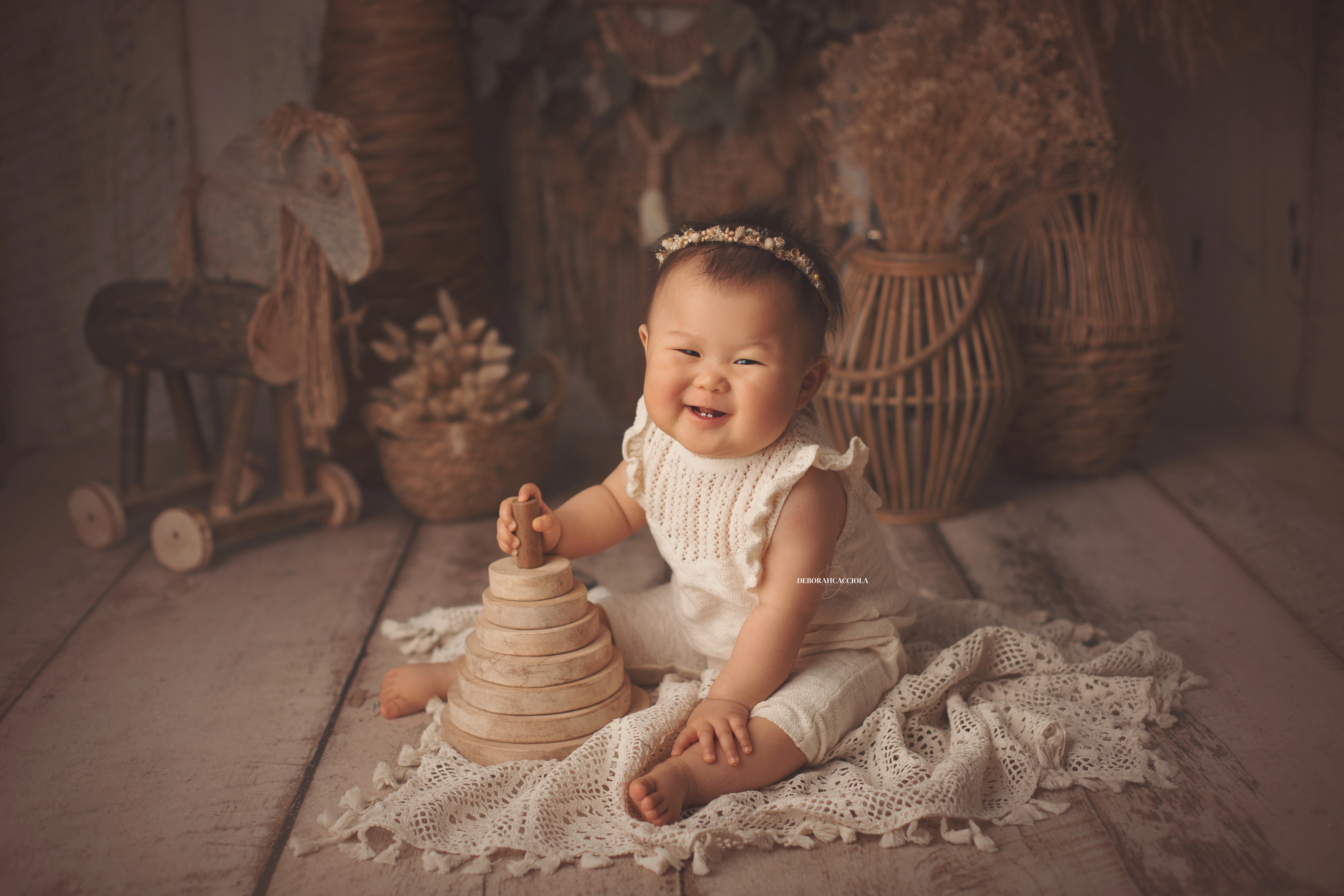 Photo bébé studio Orléans : bébé en studio, scène panoramique douce, couleurs douces