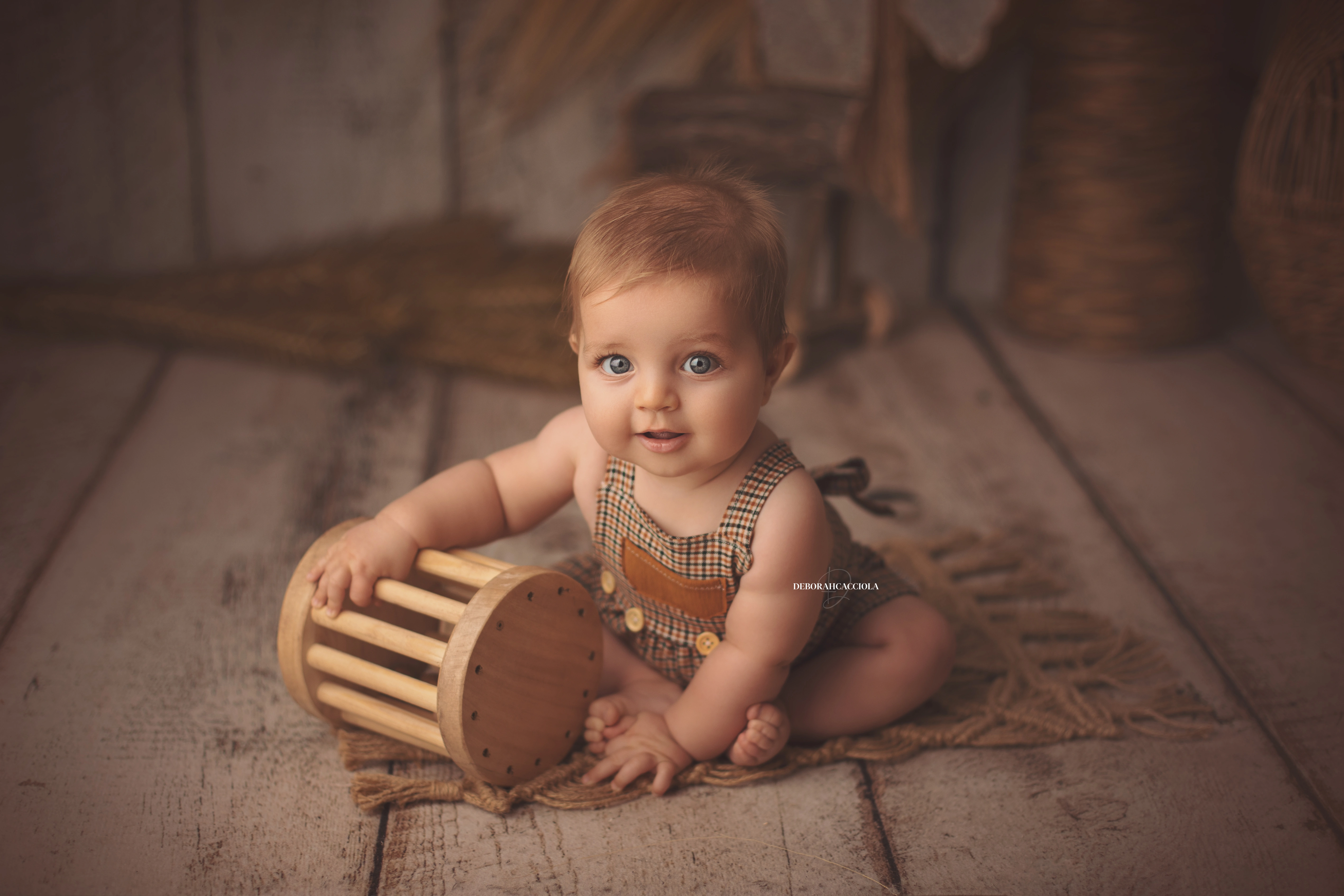 Portrait bébé Orléans : bébé en studio, scène panoramique douce, tonalités naturelles