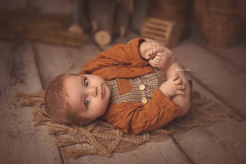 Séance bébé à Orléans - bébé éveillé, plan large harmonieux, couleurs équilibrées