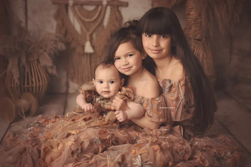 Portrait bébé Orléans : instant doux avec bébé, cadrage horizontal équilibré, couleurs douces