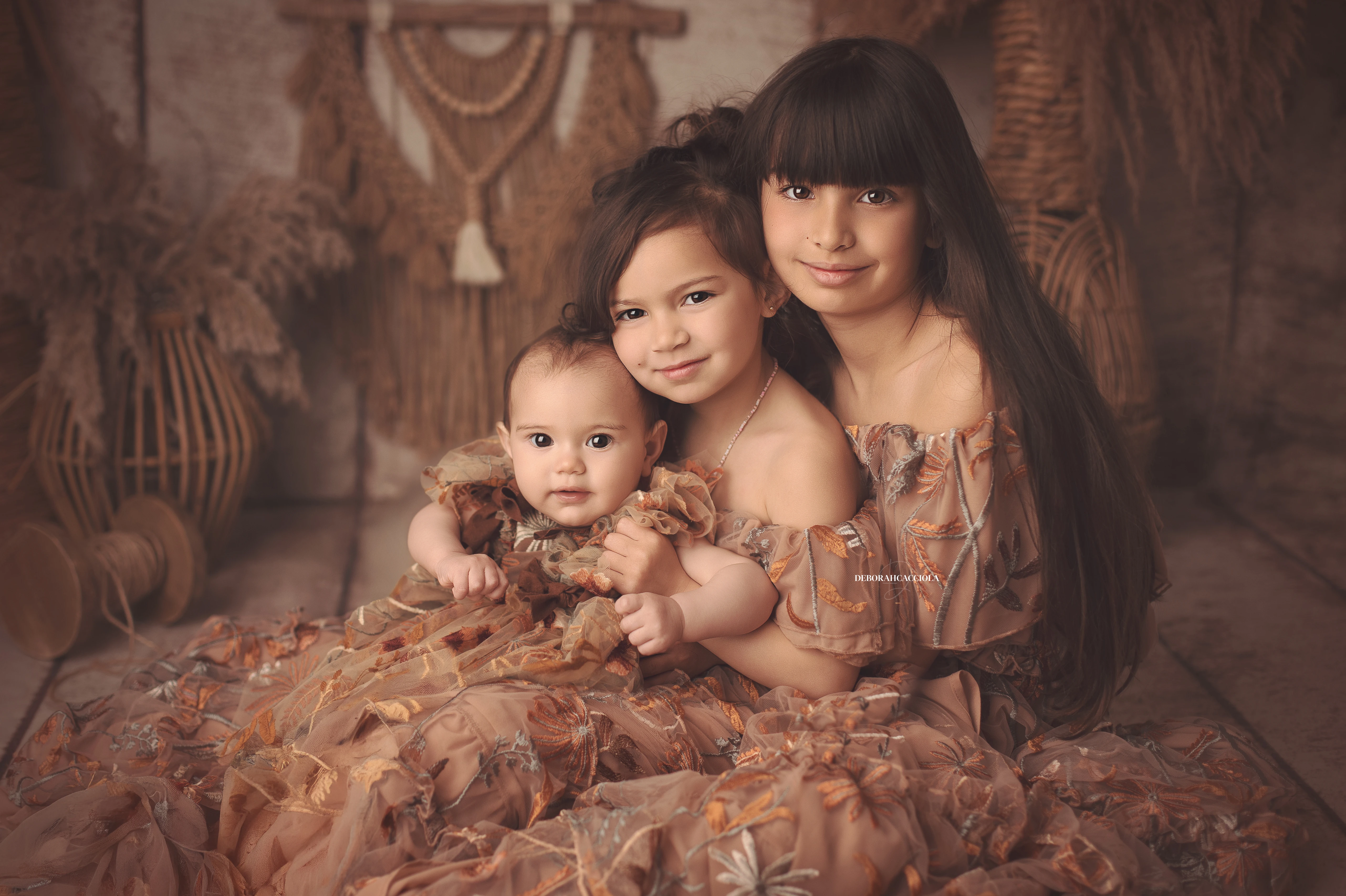 Portrait bébé Orléans : instant doux avec bébé, cadrage horizontal équilibré, couleurs douces