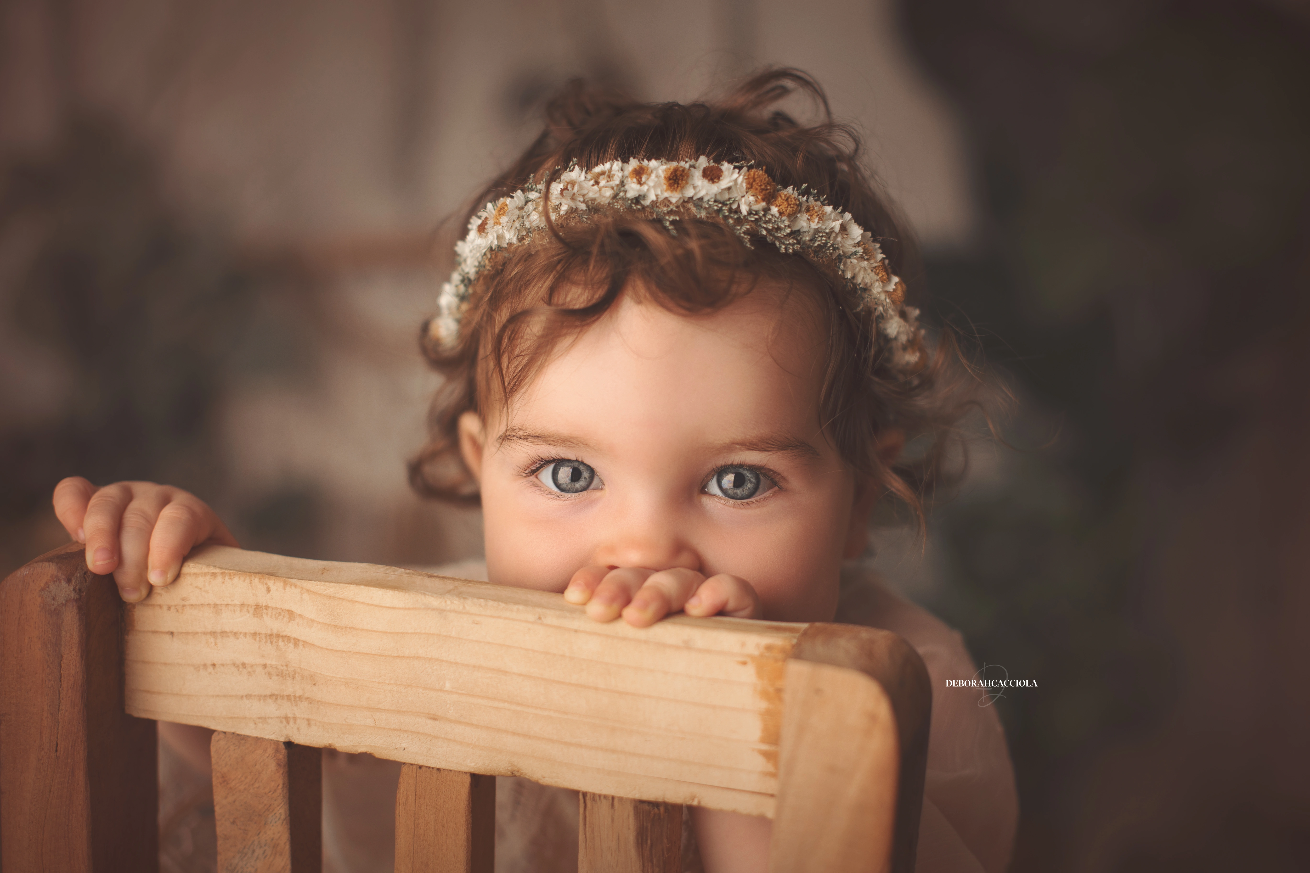 Portrait bébé à Orléans : portrait tendre de bébé, composition large et naturelle, palette claire