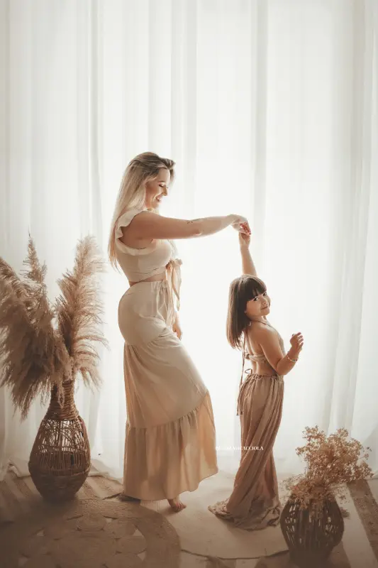 Séance bohème en studio à Orléans : ambiance bohème naturelle, composition resserrée élégante, palette claire