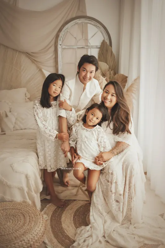 Séance bohème en studio à Orléans : ambiance bohème naturelle, cadrage vertical doux, couleurs douces