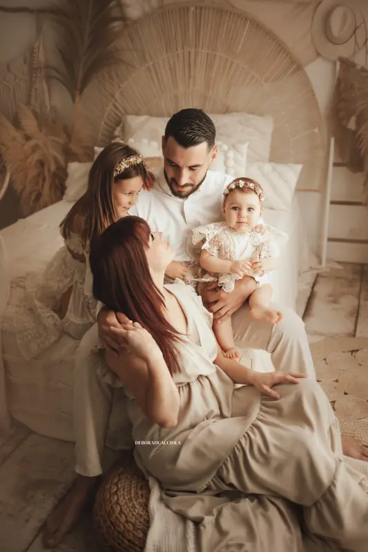 Séance bohème en studio à Orléans : ambiance bohème naturelle, composition resserrée élégante, palette claire