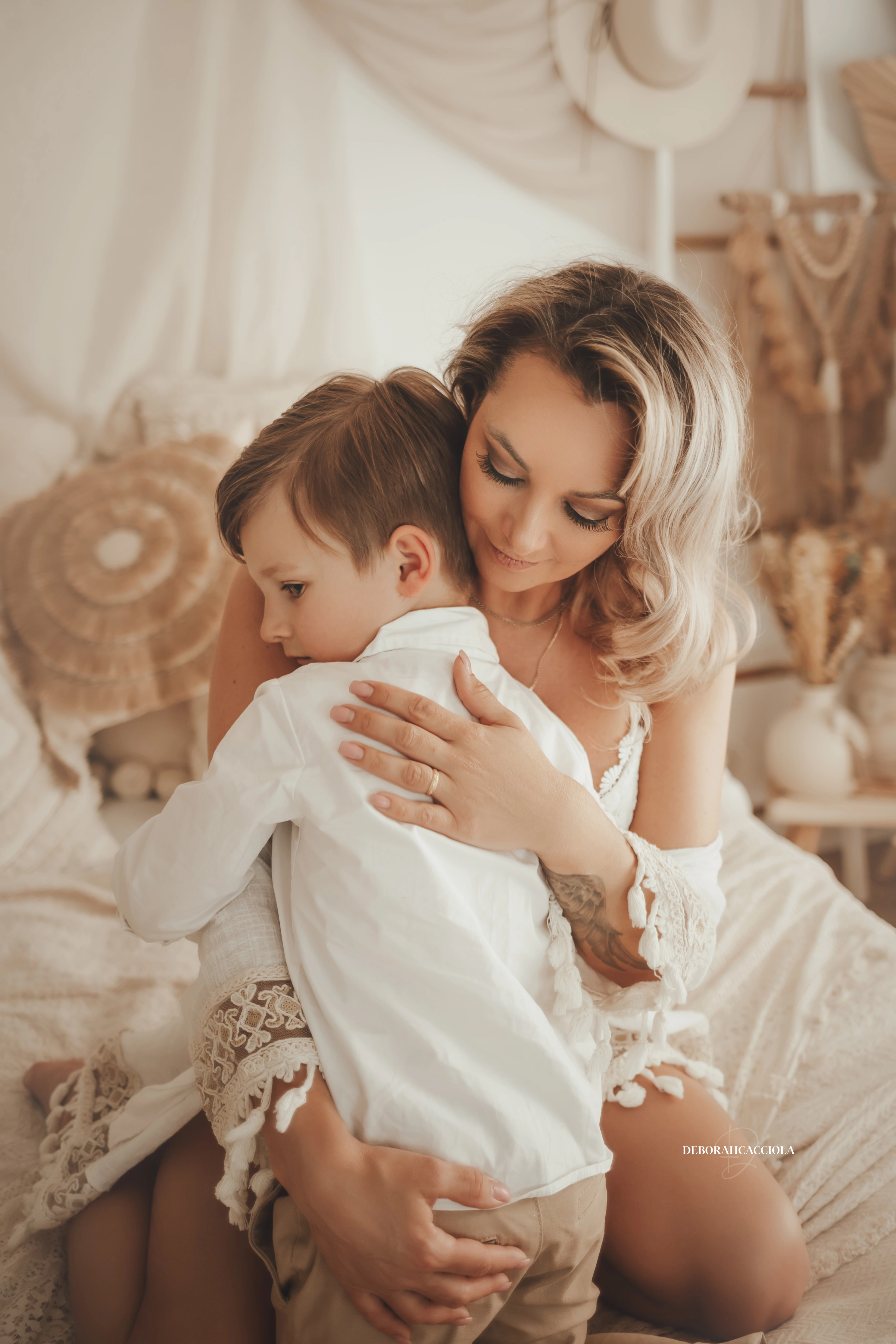 Séance bohème en studio à Orléans : ambiance bohème naturelle, composition resserrée élégante, tonalités naturelles