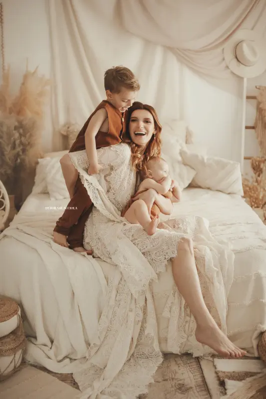 Séance bohème en studio à Orléans : ambiance bohème naturelle, cadrage vertical doux, palette claire