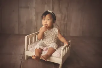 Photo anniversaire studio Orléans : moment festif en studio, scène panoramique douce, couleurs douces