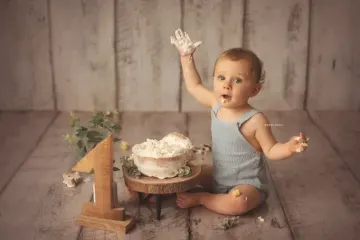 Photo anniversaire studio Orléans : moment festif en studio, scène panoramique douce, couleurs douces