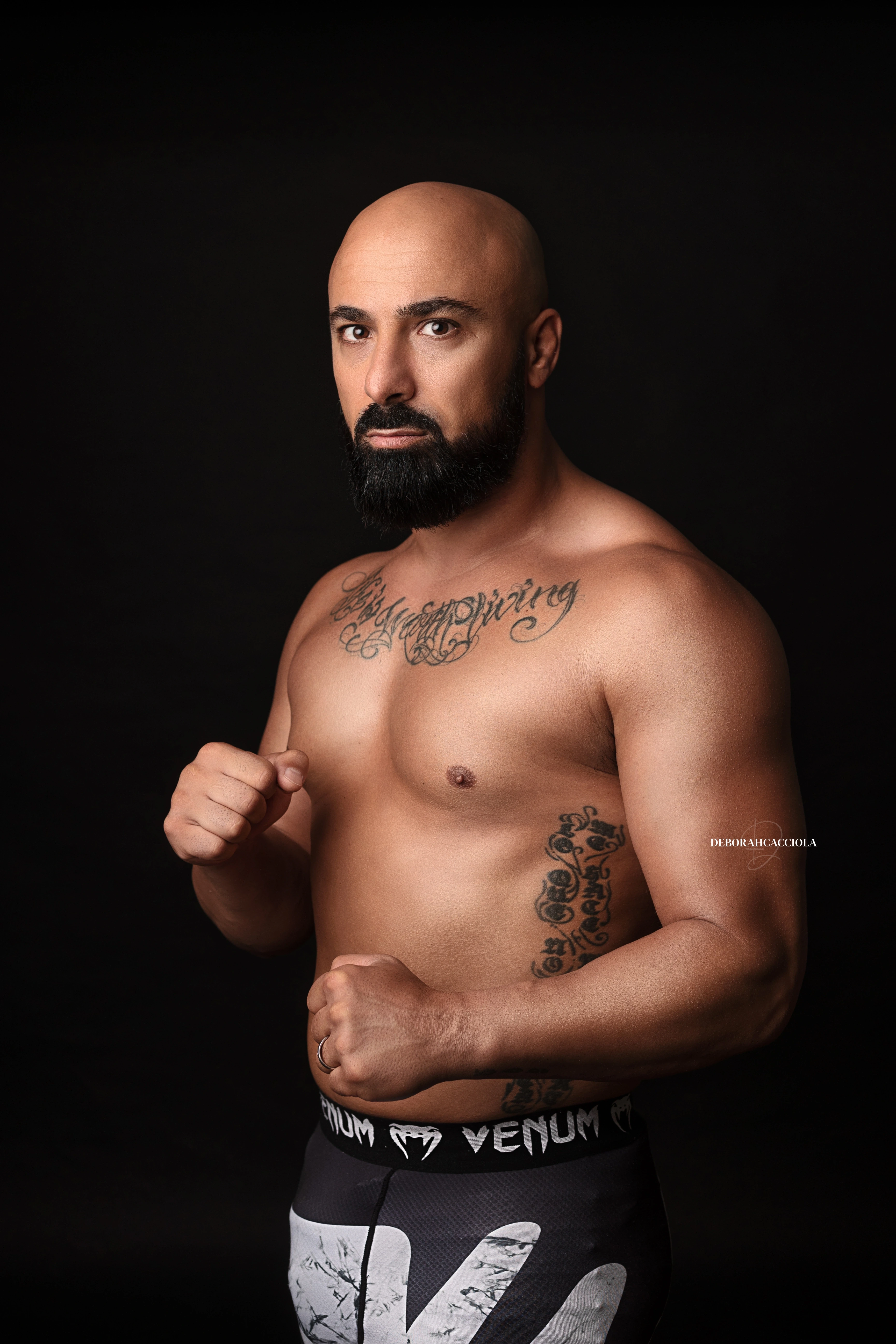 Séance corporate en studio à Orléans : image corporate soignée, cadrage vertical doux, couleurs douces