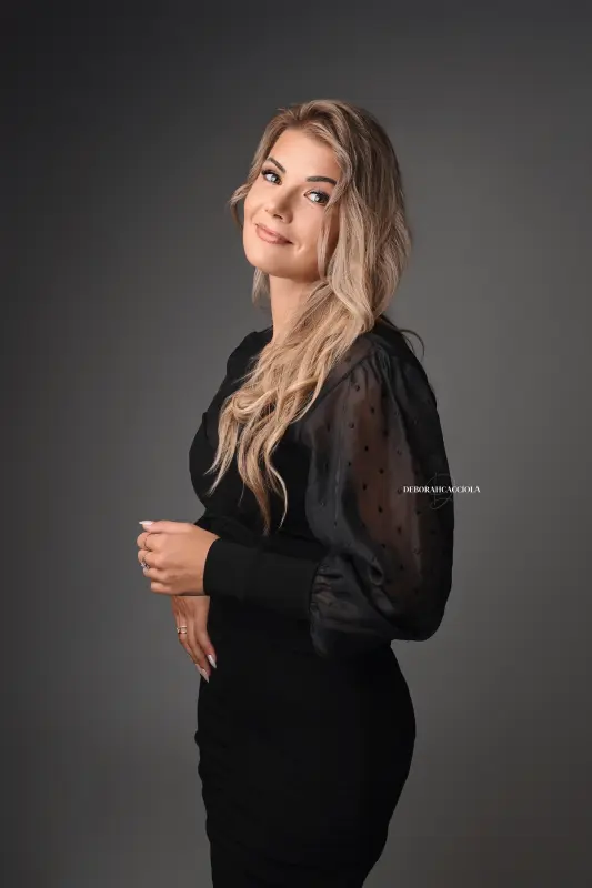 Séance corporate en studio à Orléans : image corporate soignée, cadrage vertical doux, couleurs équilibrées