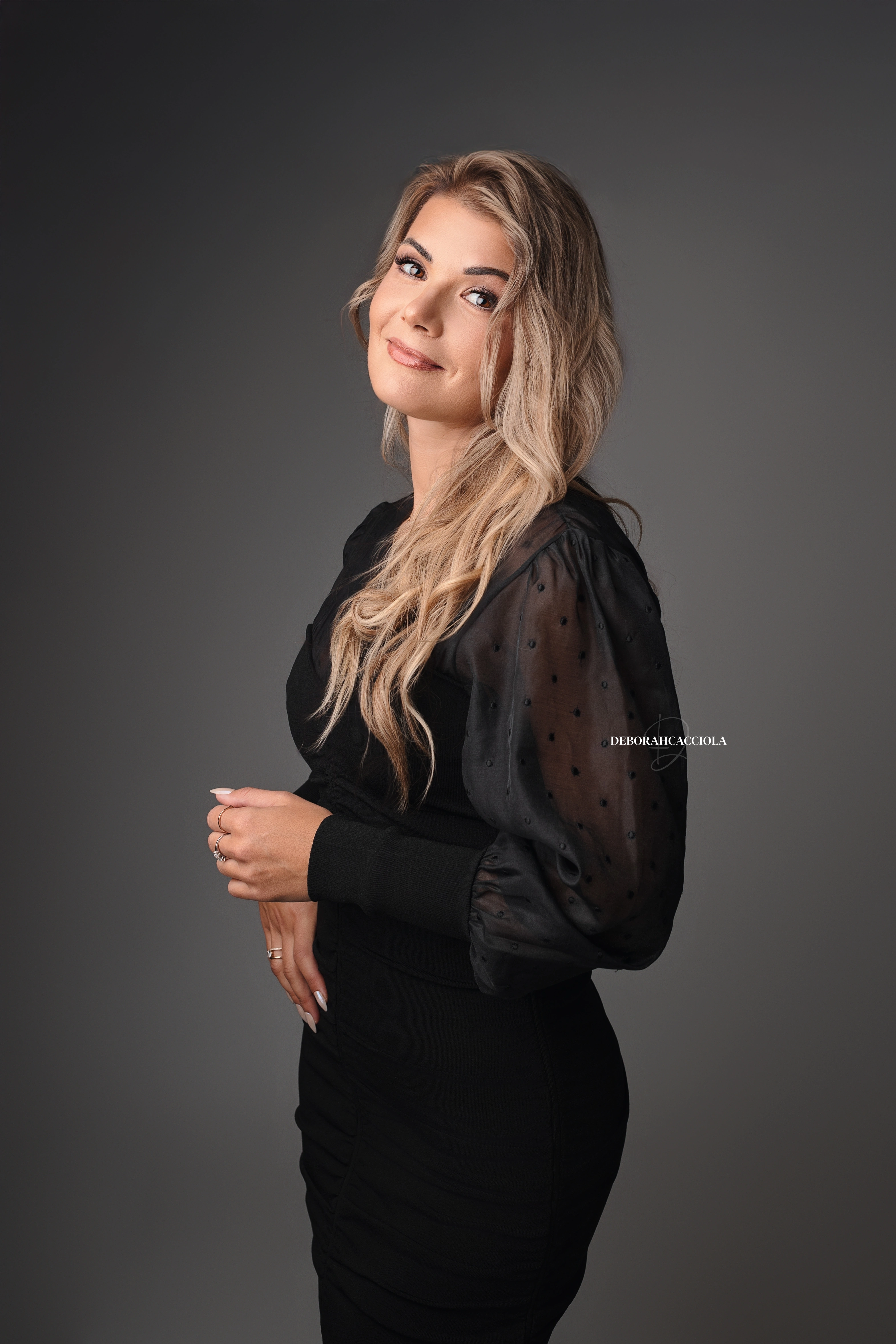 Séance corporate en studio à Orléans : image corporate soignée, cadrage vertical doux, couleurs équilibrées