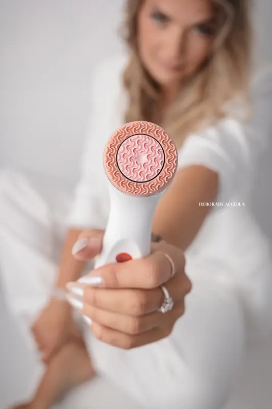 Séance corporate en studio à Orléans : image corporate soignée, cadrage vertical doux, couleurs douces