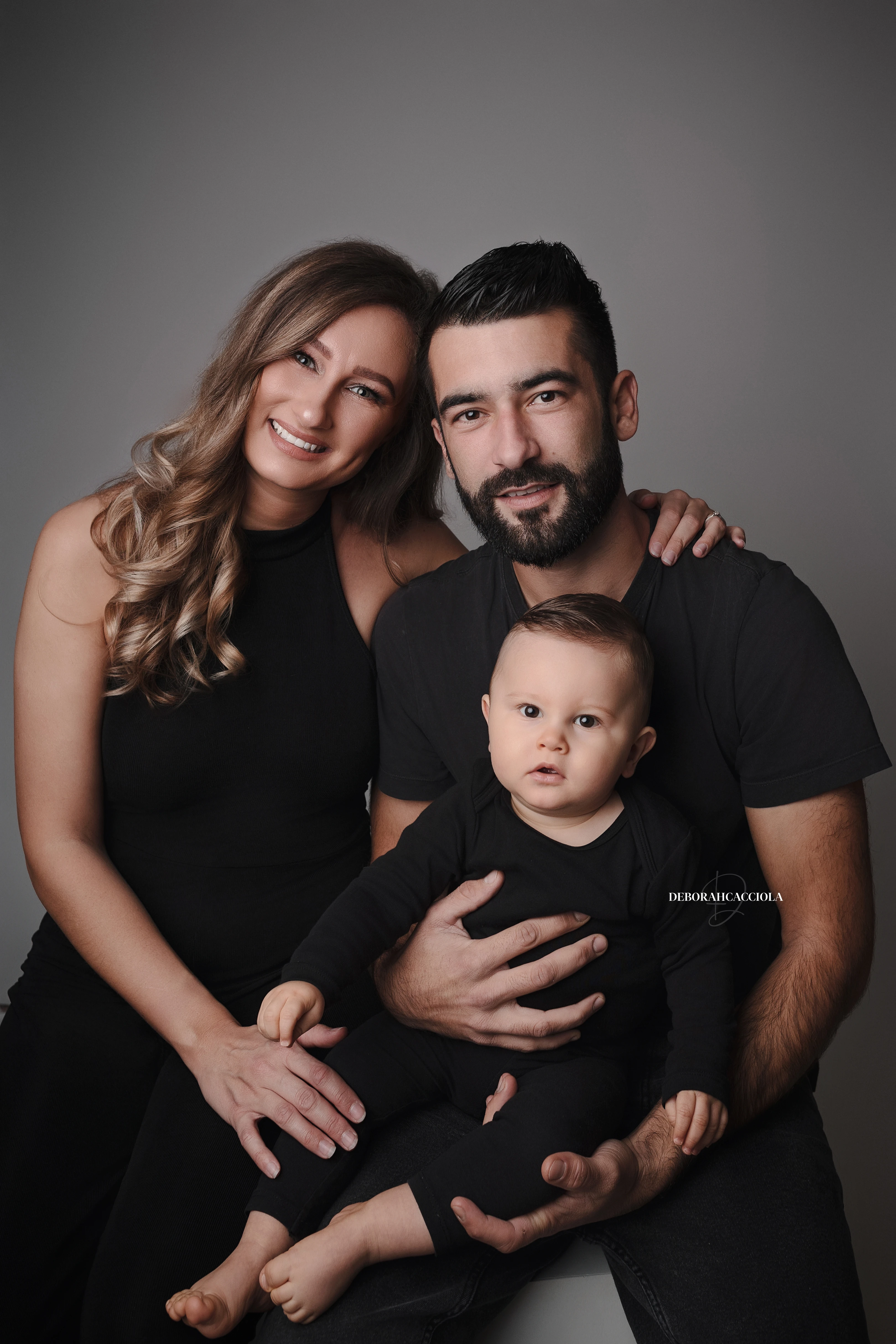 Portrait famille Orléans : famille réunie, cadrage vertical doux, couleurs équilibrées