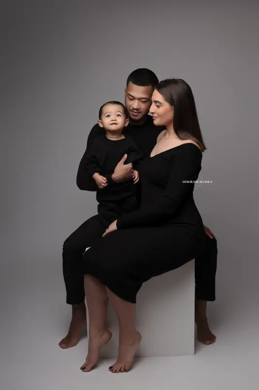 Séance famille en studio à Orléans : moment complice en famille, composition resserrée élégante, rendu monochrome