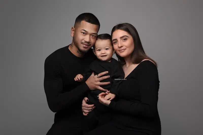 Portrait famille Orléans : moment complice en famille, cadrage horizontal équilibré, couleurs équilibrées