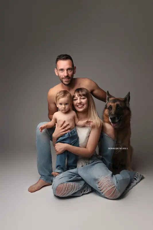Portrait famille à Orléans : parents et enfants, plan vertical naturel, couleurs douces