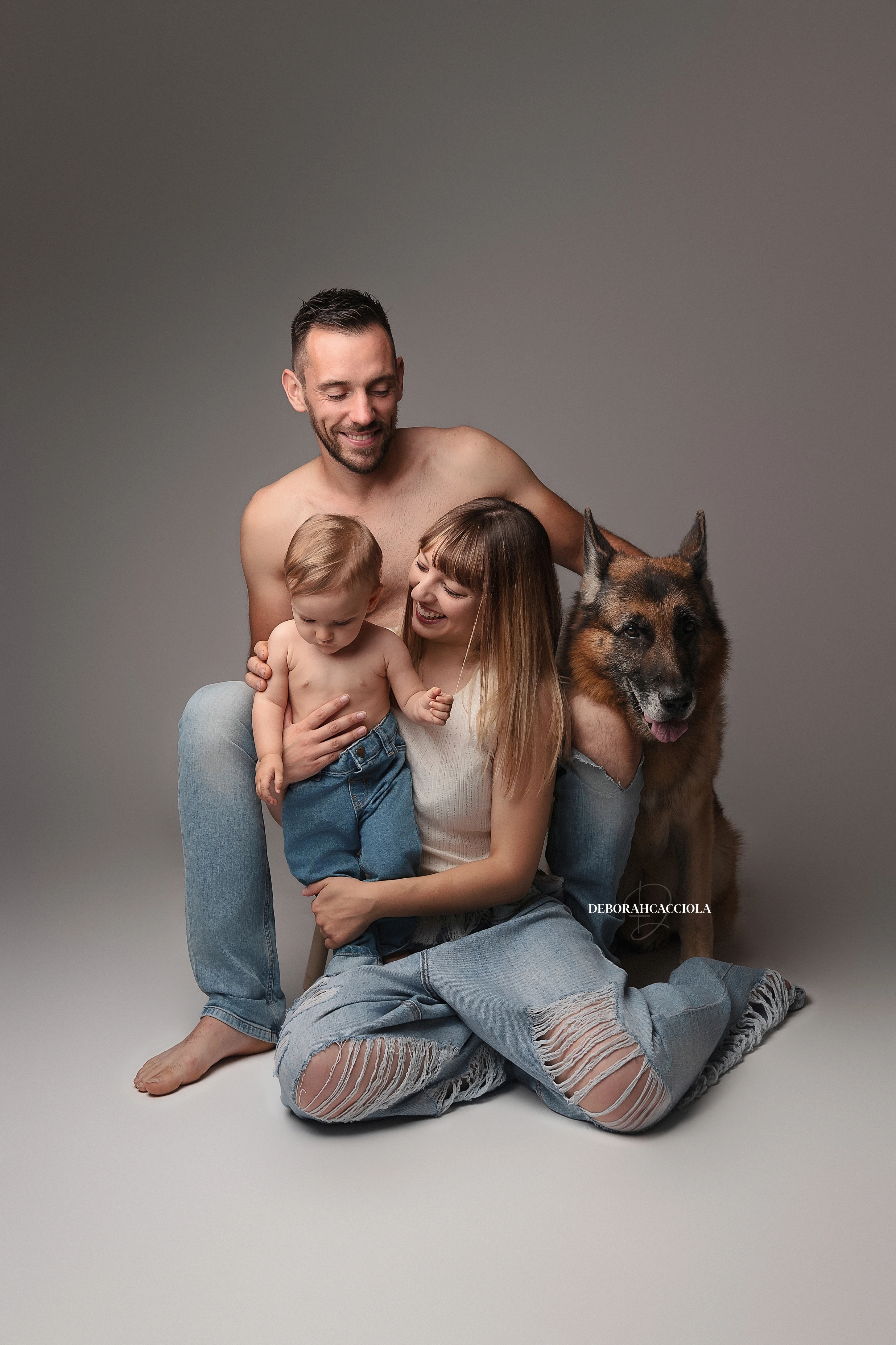 Photo famille studio Orléans : famille réunie, cadrage vertical doux, rendu naturel