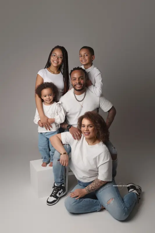 Portrait famille Orléans : moment complice en famille, composition resserrée élégante, palette claire