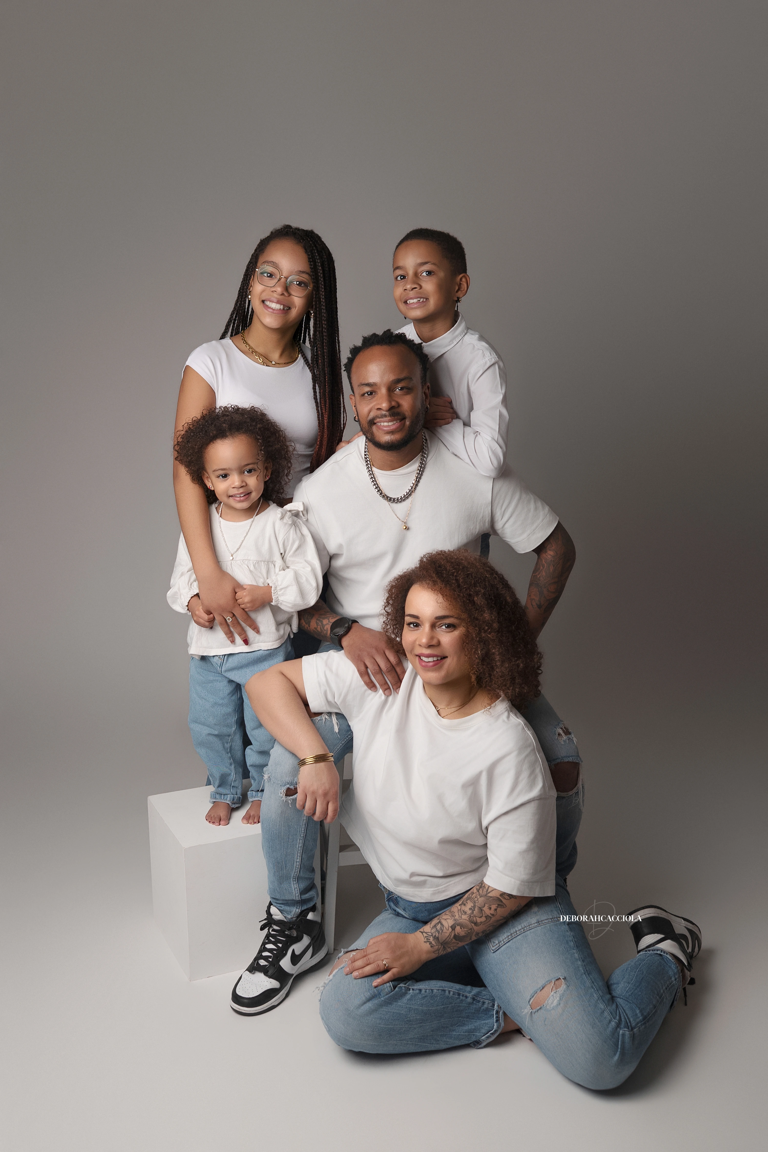 Portrait famille Orléans : moment complice en famille, composition resserrée élégante, palette claire