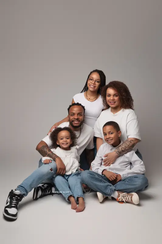 Séance famille en studio à Orléans : famille réunie, cadrage vertical doux, rendu naturel