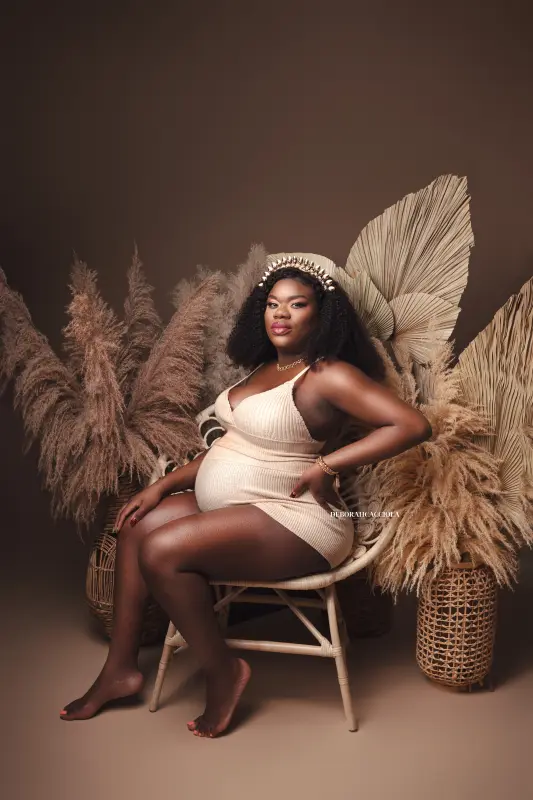 Portrait maternité en studio à Orléans : silhouette de maternité, portrait vertical soigné, rendu clair et naturel