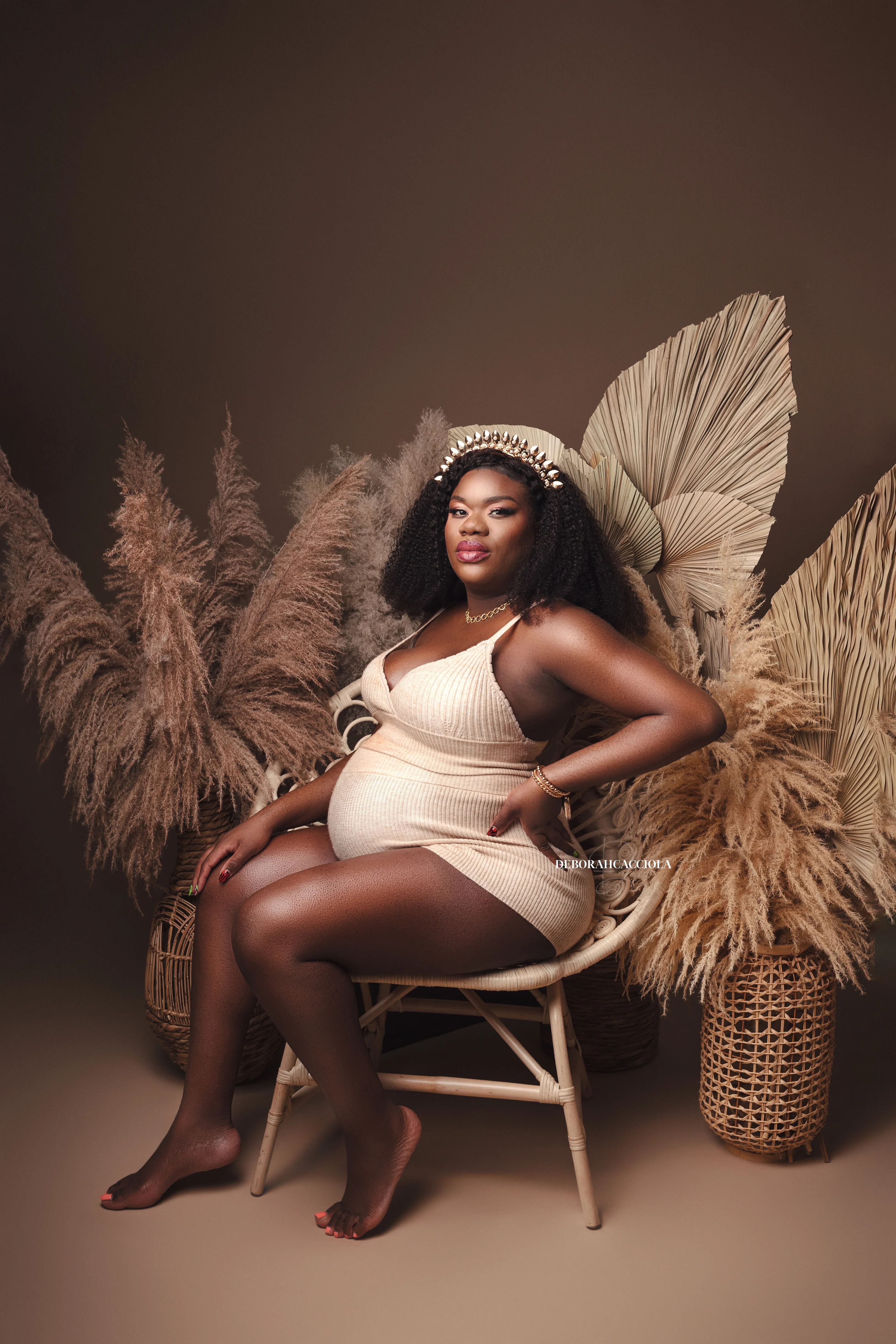 Portrait maternité en studio à Orléans : silhouette de maternité, portrait vertical soigné, rendu clair et naturel