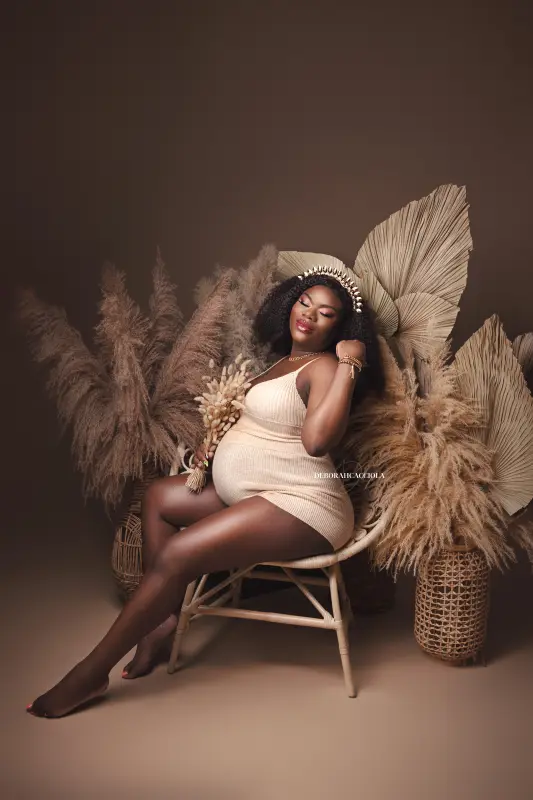 Photo grossesse grossesse à Orléans, maternité naturelle, portrait vertical soigné, tonalités naturelles