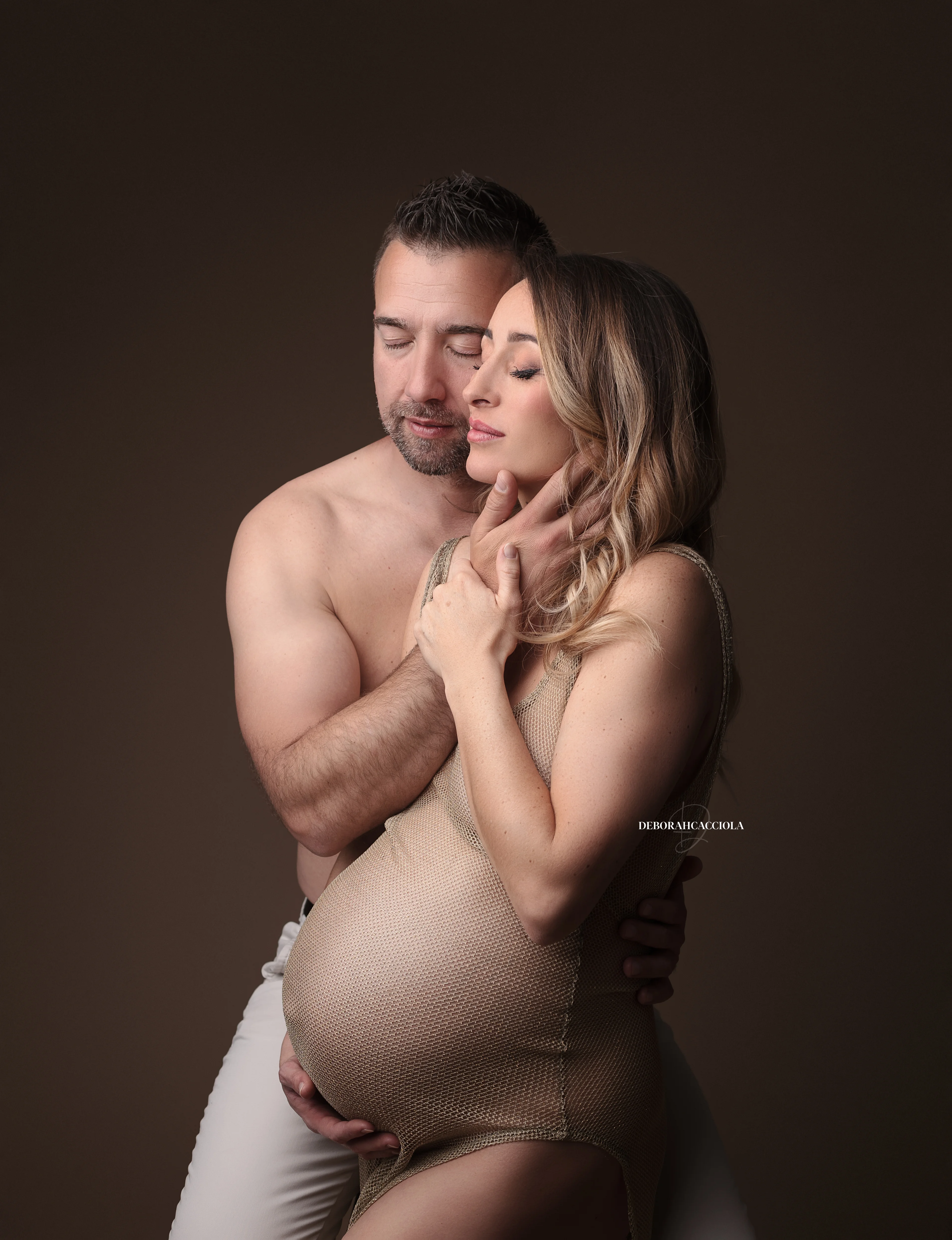 Portrait grossesse en studio à Orléans : femme enceinte, plan vertical élégant, en couleur