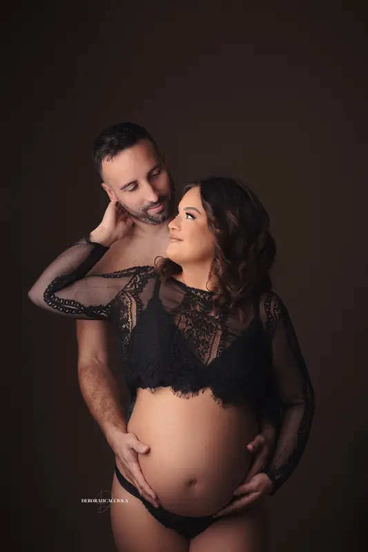 Portrait maternité à Orléans : instant de grossesse, plan vertical élégant, style lumineux