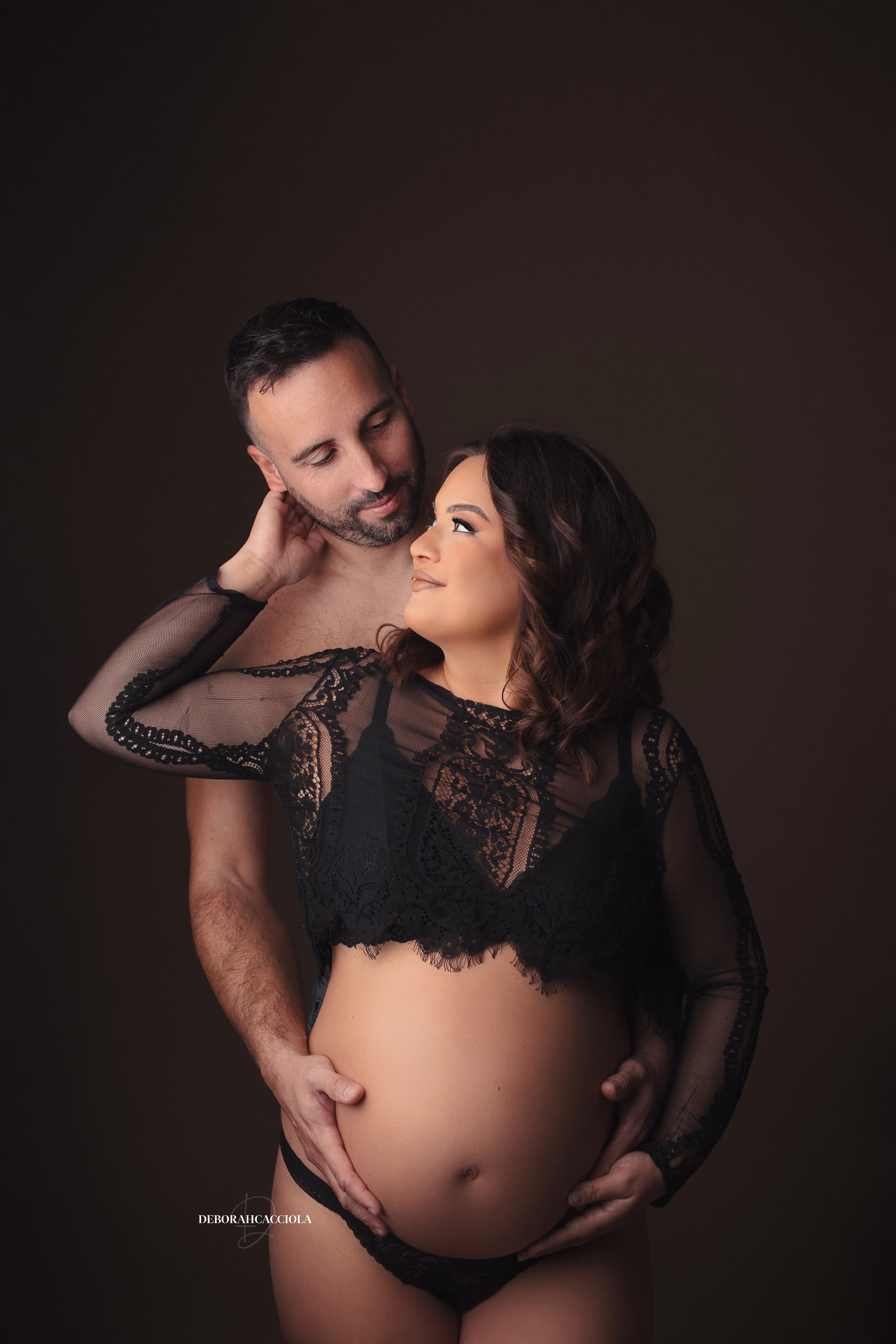 Portrait maternité à Orléans : instant de grossesse, plan vertical élégant, style lumineux