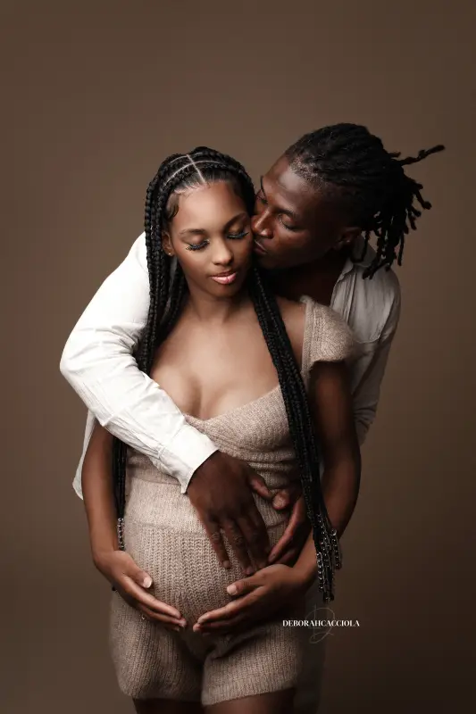 Photo grossesse grossesse à Orléans, silhouette de maternité, portrait vertical soigné, tonalités naturelles